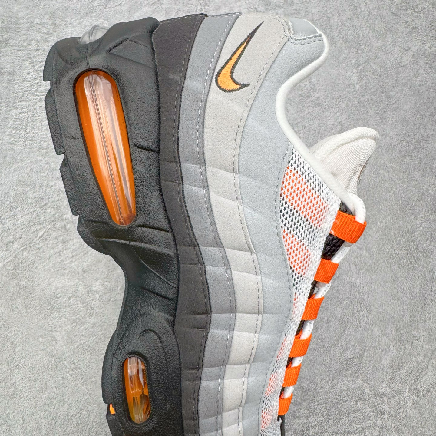 图片[6]-＃KZ神版 NK Air Max 95 OG 舒适百搭耐磨低帮气垫休闲跑步鞋 灰黑橙 HM4740-101 亲自操刀耗时半年开发 重金购买全套印尼原厂纸板楦头开发 2025官方主推系列 致敬诞生30周年的传奇鞋型 Air Max 95 系列再度重磅复刻归来 以全新配色续写光辉历史 更以现代手法重塑经典 将复古风格与前沿科技完美融合 一比一鞋头弧度高度鞋身弧度 东莞原厂模具大底 一码一模 原厂高韧性Tpu 独家供应45.5 48.5 原厂特供同批次皮料与Zp零色差 原厂特供内外标均可过绿X扫描认证 独家原装Big Bubble气垫 气垫体积更大 提供更强的缓震性能和回弹性 进口玻璃冲刀皮料裁剪零毛边 电脑针车工艺 鞋面不留荧光细节 平台可冲 超高鞋面清洁度 最高QC检验标准 控制溢胶瑕疵 每一双都是工艺品 实拍调校N版已经零色差零失真 百分百还原实物色彩所见即所得 不存在货不对板色差等低级问题 选购参考实物拍摄 不混卖不参货 只用心做好货严格选品 承诺混一赔十 尺码：35.5 36 36.5 37.5 38 38.5 39 40 40.5 41 42 42.5 43 44 44.5 45 45.5 46 47.5 48.5-选品中心