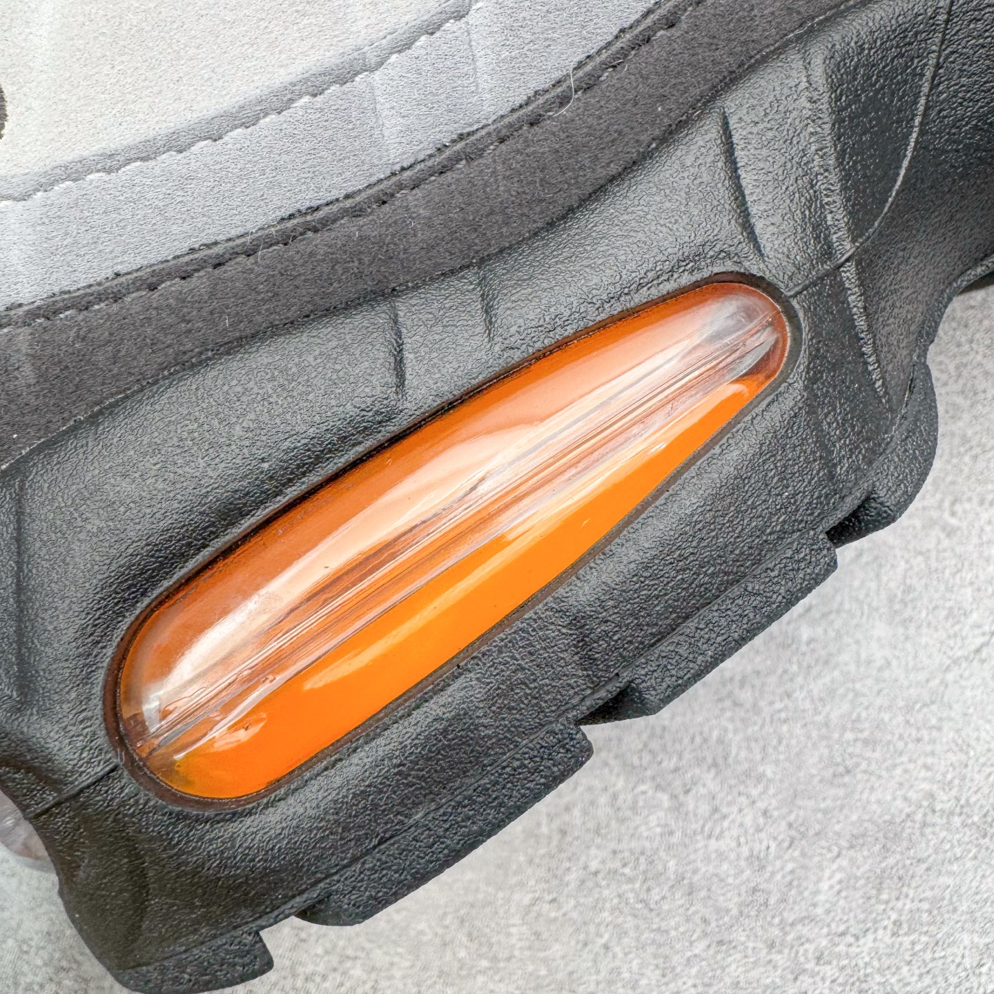 图片[19]-＃KZ神版 NK Air Max 95 OG 舒适百搭耐磨低帮气垫休闲跑步鞋 灰黑橙 HM4740-101 亲自操刀耗时半年开发 重金购买全套印尼原厂纸板楦头开发 2025官方主推系列 致敬诞生30周年的传奇鞋型 Air Max 95 系列再度重磅复刻归来 以全新配色续写光辉历史 更以现代手法重塑经典 将复古风格与前沿科技完美融合 一比一鞋头弧度高度鞋身弧度 东莞原厂模具大底 一码一模 原厂高韧性Tpu 独家供应45.5 48.5 原厂特供同批次皮料与Zp零色差 原厂特供内外标均可过绿X扫描认证 独家原装Big Bubble气垫 气垫体积更大 提供更强的缓震性能和回弹性 进口玻璃冲刀皮料裁剪零毛边 电脑针车工艺 鞋面不留荧光细节 平台可冲 超高鞋面清洁度 最高QC检验标准 控制溢胶瑕疵 每一双都是工艺品 实拍调校N版已经零色差零失真 百分百还原实物色彩所见即所得 不存在货不对板色差等低级问题 选购参考实物拍摄 不混卖不参货 只用心做好货严格选品 承诺混一赔十 尺码：35.5 36 36.5 37.5 38 38.5 39 40 40.5 41 42 42.5 43 44 44.5 45 45.5 46 47.5 48.5-选品中心