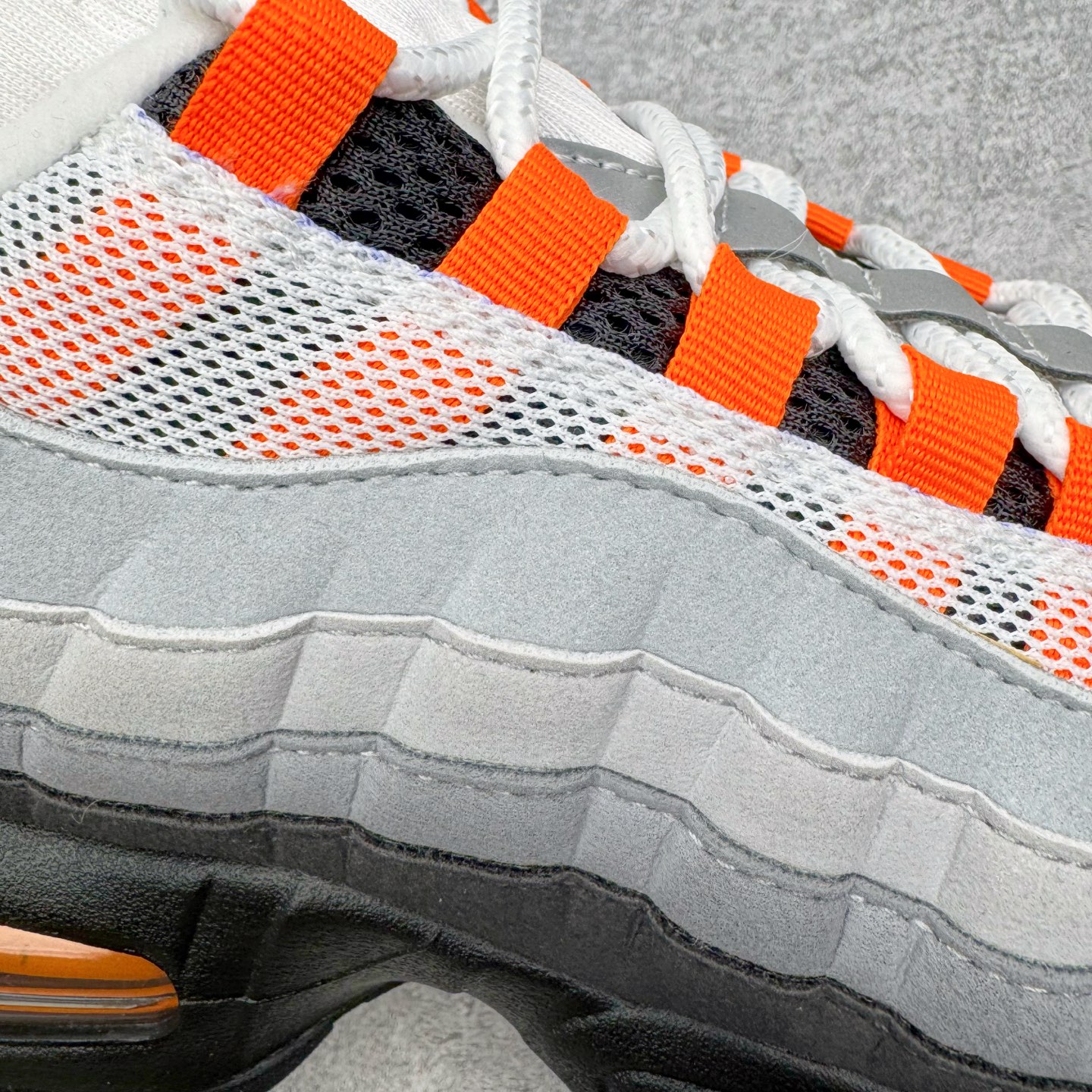 图片[17]-＃KZ神版 NK Air Max 95 OG 舒适百搭耐磨低帮气垫休闲跑步鞋 灰黑橙 HM4740-101 亲自操刀耗时半年开发 重金购买全套印尼原厂纸板楦头开发 2025官方主推系列 致敬诞生30周年的传奇鞋型 Air Max 95 系列再度重磅复刻归来 以全新配色续写光辉历史 更以现代手法重塑经典 将复古风格与前沿科技完美融合 一比一鞋头弧度高度鞋身弧度 东莞原厂模具大底 一码一模 原厂高韧性Tpu 独家供应45.5 48.5 原厂特供同批次皮料与Zp零色差 原厂特供内外标均可过绿X扫描认证 独家原装Big Bubble气垫 气垫体积更大 提供更强的缓震性能和回弹性 进口玻璃冲刀皮料裁剪零毛边 电脑针车工艺 鞋面不留荧光细节 平台可冲 超高鞋面清洁度 最高QC检验标准 控制溢胶瑕疵 每一双都是工艺品 实拍调校N版已经零色差零失真 百分百还原实物色彩所见即所得 不存在货不对板色差等低级问题 选购参考实物拍摄 不混卖不参货 只用心做好货严格选品 承诺混一赔十 尺码：35.5 36 36.5 37.5 38 38.5 39 40 40.5 41 42 42.5 43 44 44.5 45 45.5 46 47.5 48.5-选品中心