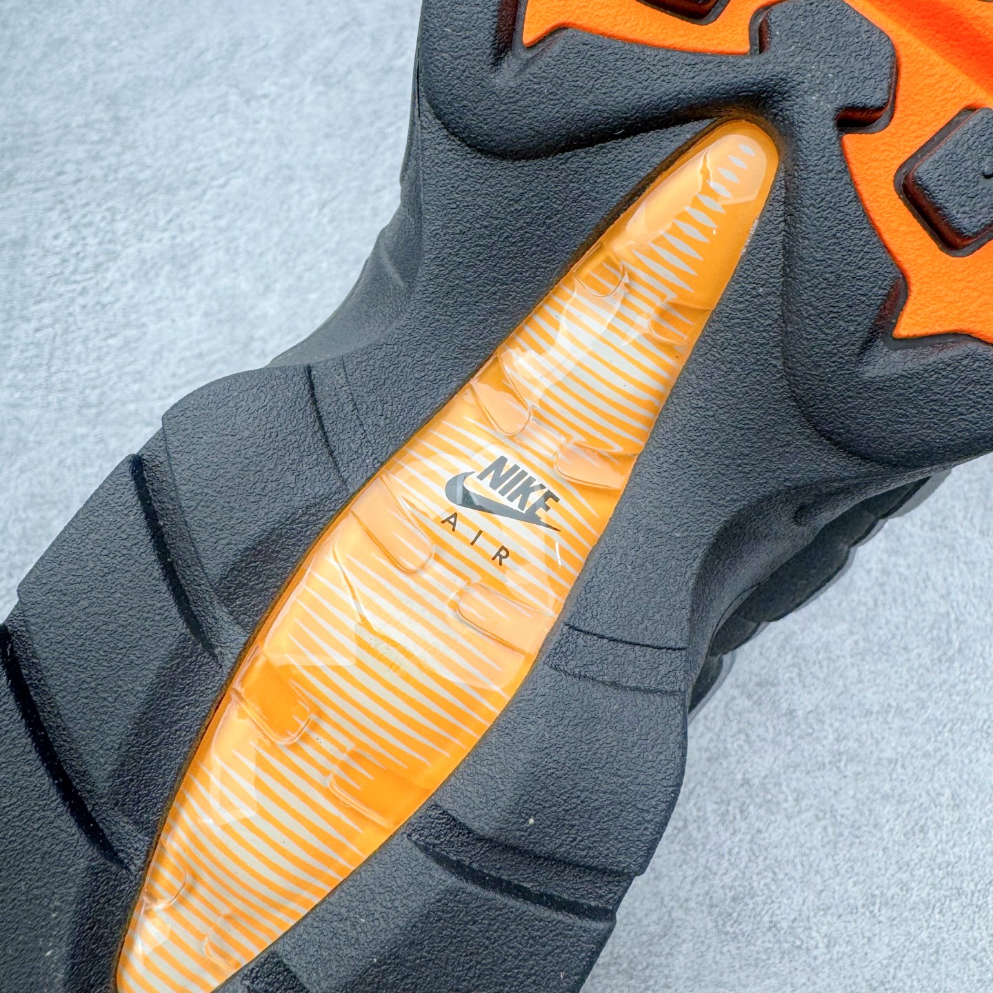 图片[20]-＃KZ神版 NK Air Max 95 OG 舒适百搭耐磨低帮气垫休闲跑步鞋 灰黑橙 HM4740-101 亲自操刀耗时半年开发 重金购买全套印尼原厂纸板楦头开发 2025官方主推系列 致敬诞生30周年的传奇鞋型 Air Max 95 系列再度重磅复刻归来 以全新配色续写光辉历史 更以现代手法重塑经典 将复古风格与前沿科技完美融合 一比一鞋头弧度高度鞋身弧度 东莞原厂模具大底 一码一模 原厂高韧性Tpu 独家供应45.5 48.5 原厂特供同批次皮料与Zp零色差 原厂特供内外标均可过绿X扫描认证 独家原装Big Bubble气垫 气垫体积更大 提供更强的缓震性能和回弹性 进口玻璃冲刀皮料裁剪零毛边 电脑针车工艺 鞋面不留荧光细节 平台可冲 超高鞋面清洁度 最高QC检验标准 控制溢胶瑕疵 每一双都是工艺品 实拍调校N版已经零色差零失真 百分百还原实物色彩所见即所得 不存在货不对板色差等低级问题 选购参考实物拍摄 不混卖不参货 只用心做好货严格选品 承诺混一赔十 尺码：35.5 36 36.5 37.5 38 38.5 39 40 40.5 41 42 42.5 43 44 44.5 45 45.5 46 47.5 48.5-选品中心