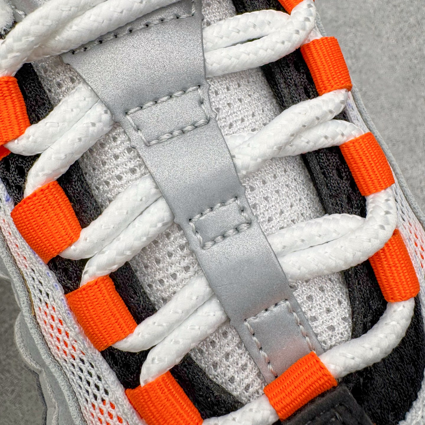 图片[13]-＃KZ神版 NK Air Max 95 OG 舒适百搭耐磨低帮气垫休闲跑步鞋 灰黑橙 HM4740-101 亲自操刀耗时半年开发 重金购买全套印尼原厂纸板楦头开发 2025官方主推系列 致敬诞生30周年的传奇鞋型 Air Max 95 系列再度重磅复刻归来 以全新配色续写光辉历史 更以现代手法重塑经典 将复古风格与前沿科技完美融合 一比一鞋头弧度高度鞋身弧度 东莞原厂模具大底 一码一模 原厂高韧性Tpu 独家供应45.5 48.5 原厂特供同批次皮料与Zp零色差 原厂特供内外标均可过绿X扫描认证 独家原装Big Bubble气垫 气垫体积更大 提供更强的缓震性能和回弹性 进口玻璃冲刀皮料裁剪零毛边 电脑针车工艺 鞋面不留荧光细节 平台可冲 超高鞋面清洁度 最高QC检验标准 控制溢胶瑕疵 每一双都是工艺品 实拍调校N版已经零色差零失真 百分百还原实物色彩所见即所得 不存在货不对板色差等低级问题 选购参考实物拍摄 不混卖不参货 只用心做好货严格选品 承诺混一赔十 尺码：35.5 36 36.5 37.5 38 38.5 39 40 40.5 41 42 42.5 43 44 44.5 45 45.5 46 47.5 48.5-选品中心