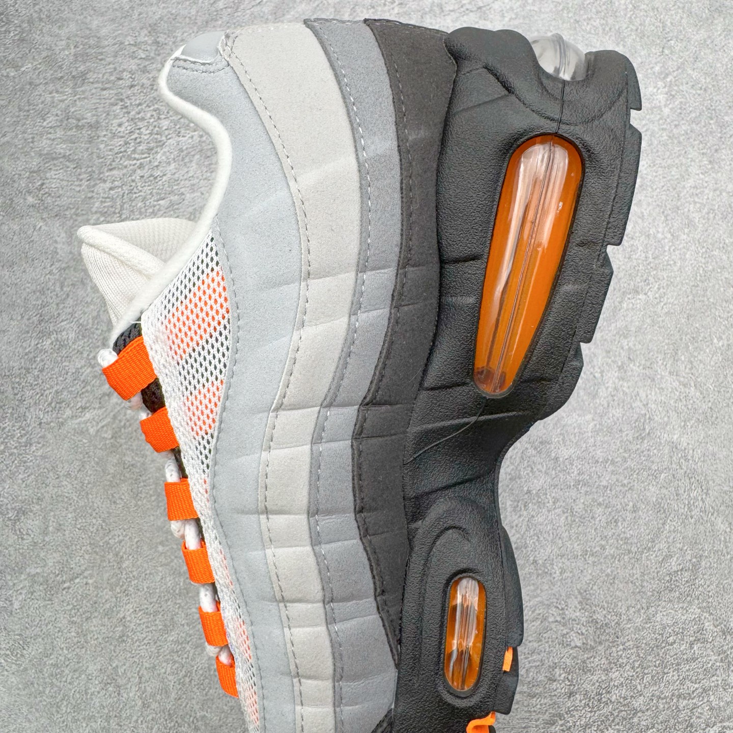 图片[7]-＃KZ神版 NK Air Max 95 OG 舒适百搭耐磨低帮气垫休闲跑步鞋 灰黑橙 HM4740-101 亲自操刀耗时半年开发 重金购买全套印尼原厂纸板楦头开发 2025官方主推系列 致敬诞生30周年的传奇鞋型 Air Max 95 系列再度重磅复刻归来 以全新配色续写光辉历史 更以现代手法重塑经典 将复古风格与前沿科技完美融合 一比一鞋头弧度高度鞋身弧度 东莞原厂模具大底 一码一模 原厂高韧性Tpu 独家供应45.5 48.5 原厂特供同批次皮料与Zp零色差 原厂特供内外标均可过绿X扫描认证 独家原装Big Bubble气垫 气垫体积更大 提供更强的缓震性能和回弹性 进口玻璃冲刀皮料裁剪零毛边 电脑针车工艺 鞋面不留荧光细节 平台可冲 超高鞋面清洁度 最高QC检验标准 控制溢胶瑕疵 每一双都是工艺品 实拍调校N版已经零色差零失真 百分百还原实物色彩所见即所得 不存在货不对板色差等低级问题 选购参考实物拍摄 不混卖不参货 只用心做好货严格选品 承诺混一赔十 尺码：35.5 36 36.5 37.5 38 38.5 39 40 40.5 41 42 42.5 43 44 44.5 45 45.5 46 47.5 48.5-选品中心