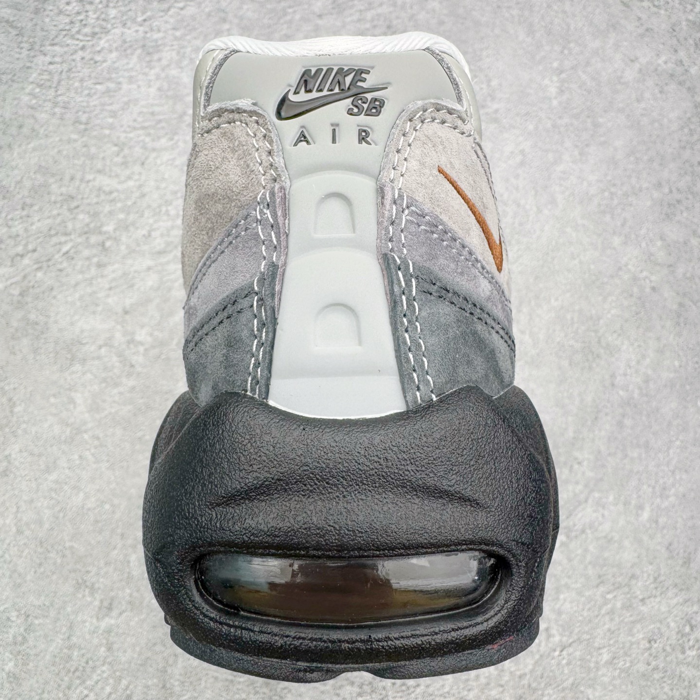 图片[8]-＃KZ神版 NK Air Max 95 OG 舒适百搭耐磨低帮气垫休闲跑步鞋 灰黑 HJ5996-004 亲自操刀耗时半年开发 重金购买全套印尼原厂纸板楦头开发 2025官方主推系列 致敬诞生30周年的传奇鞋型 Air Max 95 系列再度重磅复刻归来 以全新配色续写光辉历史 更以现代手法重塑经典 将复古风格与前沿科技完美融合 一比一鞋头弧度高度鞋身弧度 东莞原厂模具大底 一码一模 原厂高韧性Tpu 独家供应45.5 48.5 原厂特供同批次皮料与Zp零色差 原厂特供内外标均可过绿X扫描认证 独家原装Big Bubble气垫 气垫体积更大 提供更强的缓震性能和回弹性 进口玻璃冲刀皮料裁剪零毛边 电脑针车工艺 鞋面不留荧光细节 平台可冲 超高鞋面清洁度 最高QC检验标准 控制溢胶瑕疵 每一双都是工艺品 实拍调校N版已经零色差零失真 百分百还原实物色彩所见即所得 不存在货不对板色差等低级问题 选购参考实物拍摄 不混卖不参货 只用心做好货严格选品 承诺混一赔十 尺码：35.5 36 36.5 37.5 38 38.5 39 40 40.5 41 42 42.5 43 44 44.5 45 45.5 46 47.5 48.5-选品中心