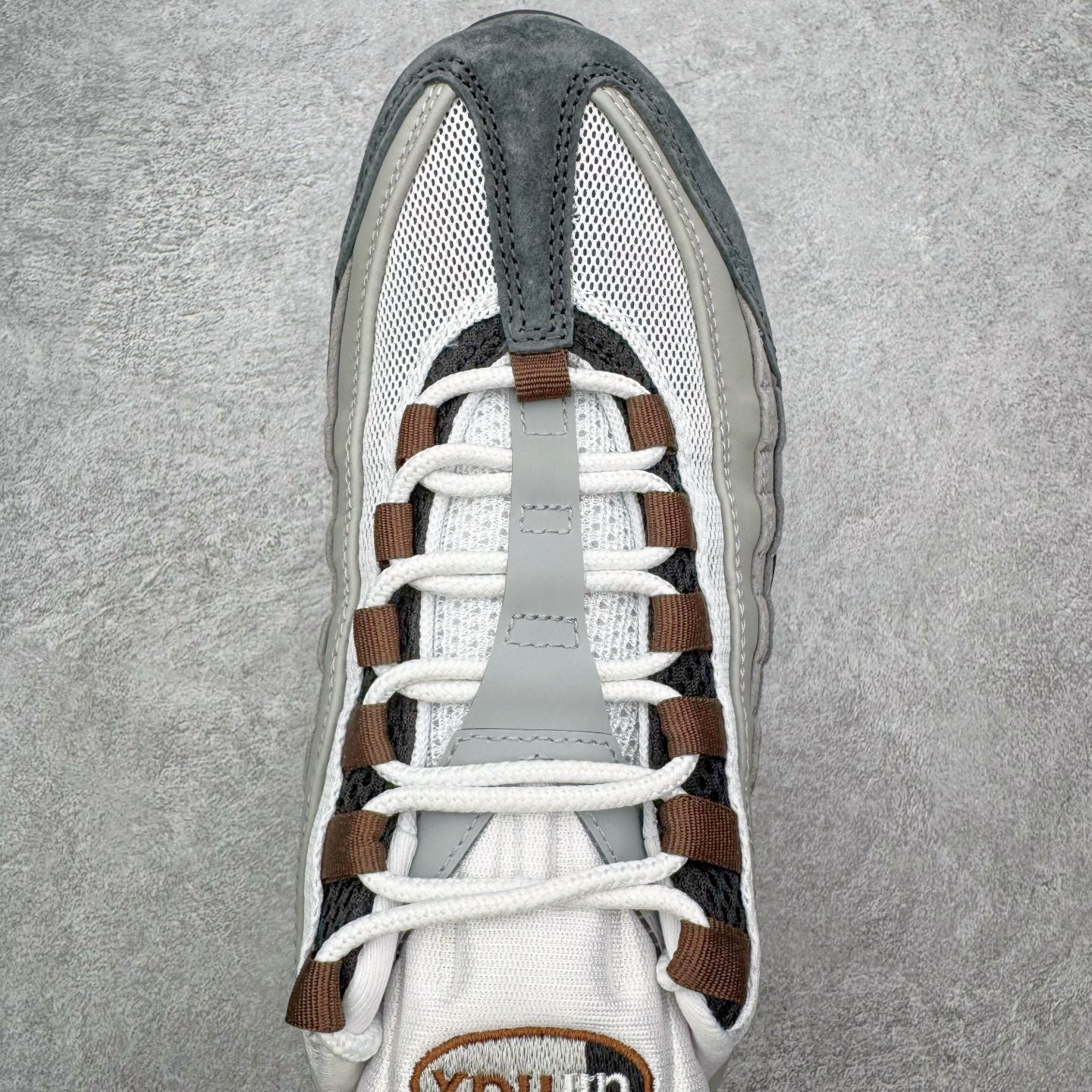 图片[4]-＃KZ神版 NK Air Max 95 OG 舒适百搭耐磨低帮气垫休闲跑步鞋 灰黑 HJ5996-004 亲自操刀耗时半年开发 重金购买全套印尼原厂纸板楦头开发 2025官方主推系列 致敬诞生30周年的传奇鞋型 Air Max 95 系列再度重磅复刻归来 以全新配色续写光辉历史 更以现代手法重塑经典 将复古风格与前沿科技完美融合 一比一鞋头弧度高度鞋身弧度 东莞原厂模具大底 一码一模 原厂高韧性Tpu 独家供应45.5 48.5 原厂特供同批次皮料与Zp零色差 原厂特供内外标均可过绿X扫描认证 独家原装Big Bubble气垫 气垫体积更大 提供更强的缓震性能和回弹性 进口玻璃冲刀皮料裁剪零毛边 电脑针车工艺 鞋面不留荧光细节 平台可冲 超高鞋面清洁度 最高QC检验标准 控制溢胶瑕疵 每一双都是工艺品 实拍调校N版已经零色差零失真 百分百还原实物色彩所见即所得 不存在货不对板色差等低级问题 选购参考实物拍摄 不混卖不参货 只用心做好货严格选品 承诺混一赔十 尺码：35.5 36 36.5 37.5 38 38.5 39 40 40.5 41 42 42.5 43 44 44.5 45 45.5 46 47.5 48.5-选品中心