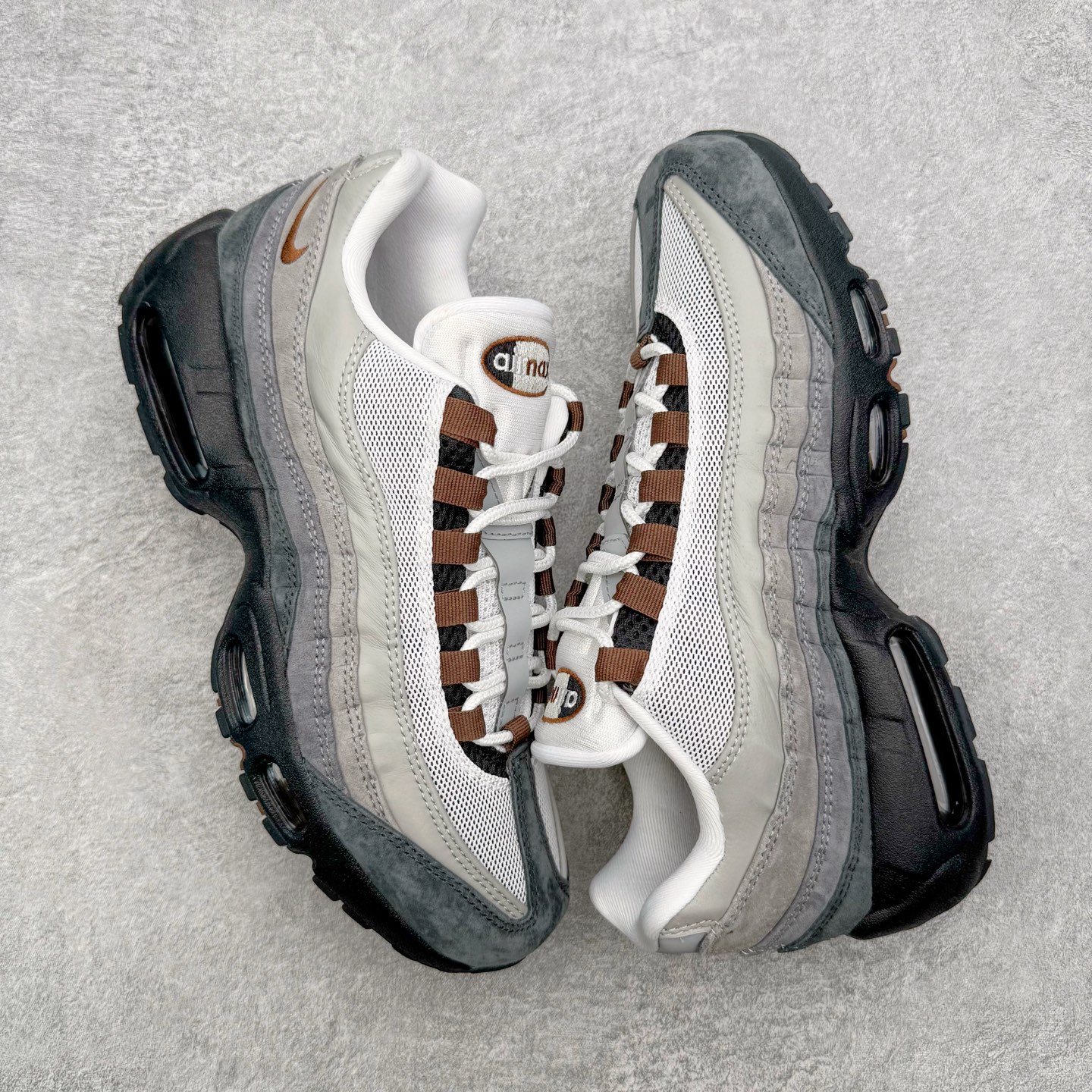 图片[3]-＃KZ神版 NK Air Max 95 OG 舒适百搭耐磨低帮气垫休闲跑步鞋 灰黑 HJ5996-004 亲自操刀耗时半年开发 重金购买全套印尼原厂纸板楦头开发 2025官方主推系列 致敬诞生30周年的传奇鞋型 Air Max 95 系列再度重磅复刻归来 以全新配色续写光辉历史 更以现代手法重塑经典 将复古风格与前沿科技完美融合 一比一鞋头弧度高度鞋身弧度 东莞原厂模具大底 一码一模 原厂高韧性Tpu 独家供应45.5 48.5 原厂特供同批次皮料与Zp零色差 原厂特供内外标均可过绿X扫描认证 独家原装Big Bubble气垫 气垫体积更大 提供更强的缓震性能和回弹性 进口玻璃冲刀皮料裁剪零毛边 电脑针车工艺 鞋面不留荧光细节 平台可冲 超高鞋面清洁度 最高QC检验标准 控制溢胶瑕疵 每一双都是工艺品 实拍调校N版已经零色差零失真 百分百还原实物色彩所见即所得 不存在货不对板色差等低级问题 选购参考实物拍摄 不混卖不参货 只用心做好货严格选品 承诺混一赔十 尺码：35.5 36 36.5 37.5 38 38.5 39 40 40.5 41 42 42.5 43 44 44.5 45 45.5 46 47.5 48.5-选品中心