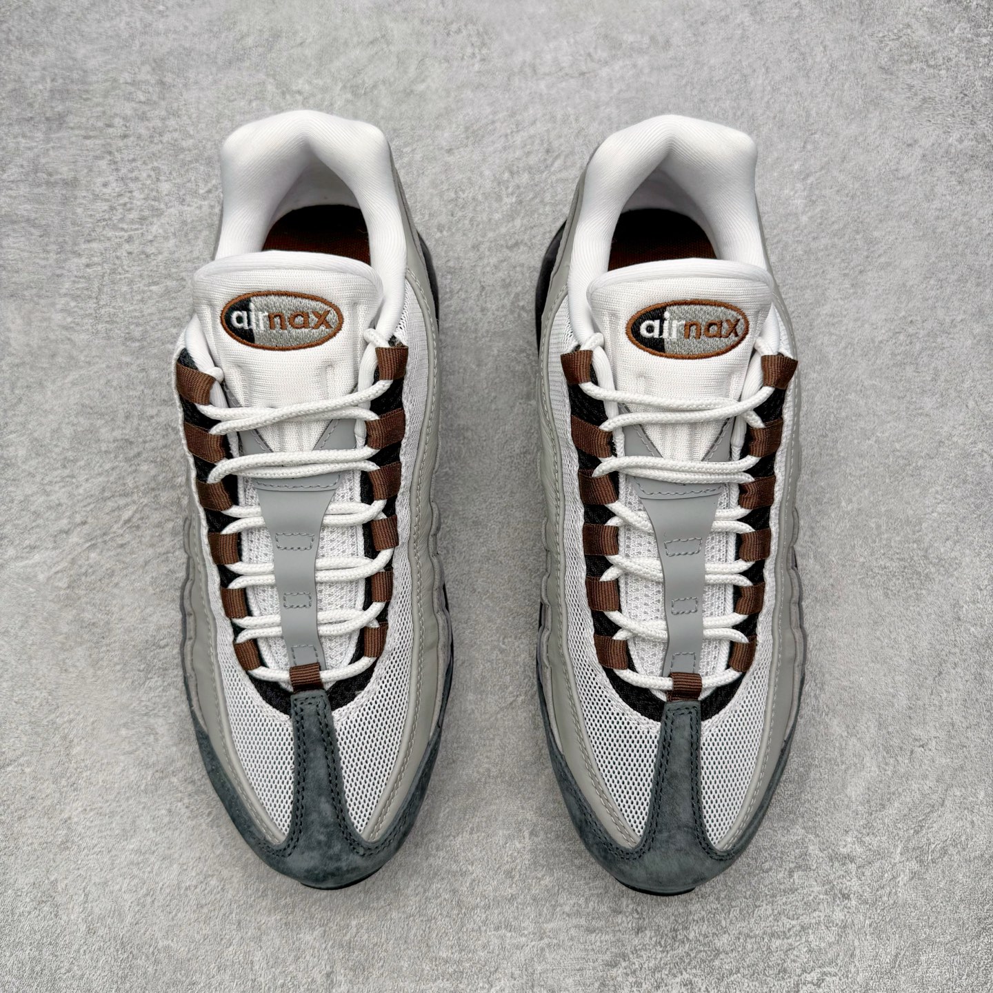 图片[2]-＃KZ神版 NK Air Max 95 OG 舒适百搭耐磨低帮气垫休闲跑步鞋 灰黑 HJ5996-004 亲自操刀耗时半年开发 重金购买全套印尼原厂纸板楦头开发 2025官方主推系列 致敬诞生30周年的传奇鞋型 Air Max 95 系列再度重磅复刻归来 以全新配色续写光辉历史 更以现代手法重塑经典 将复古风格与前沿科技完美融合 一比一鞋头弧度高度鞋身弧度 东莞原厂模具大底 一码一模 原厂高韧性Tpu 独家供应45.5 48.5 原厂特供同批次皮料与Zp零色差 原厂特供内外标均可过绿X扫描认证 独家原装Big Bubble气垫 气垫体积更大 提供更强的缓震性能和回弹性 进口玻璃冲刀皮料裁剪零毛边 电脑针车工艺 鞋面不留荧光细节 平台可冲 超高鞋面清洁度 最高QC检验标准 控制溢胶瑕疵 每一双都是工艺品 实拍调校N版已经零色差零失真 百分百还原实物色彩所见即所得 不存在货不对板色差等低级问题 选购参考实物拍摄 不混卖不参货 只用心做好货严格选品 承诺混一赔十 尺码：35.5 36 36.5 37.5 38 38.5 39 40 40.5 41 42 42.5 43 44 44.5 45 45.5 46 47.5 48.5-选品中心