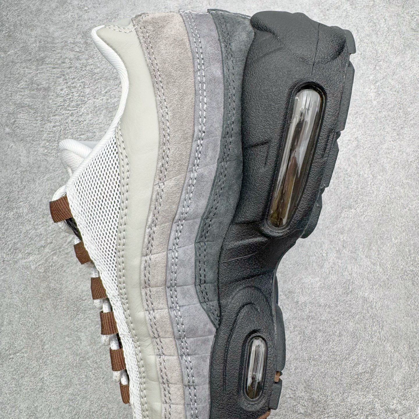 图片[7]-＃KZ神版 NK Air Max 95 OG 舒适百搭耐磨低帮气垫休闲跑步鞋 灰黑 HJ5996-004 亲自操刀耗时半年开发 重金购买全套印尼原厂纸板楦头开发 2025官方主推系列 致敬诞生30周年的传奇鞋型 Air Max 95 系列再度重磅复刻归来 以全新配色续写光辉历史 更以现代手法重塑经典 将复古风格与前沿科技完美融合 一比一鞋头弧度高度鞋身弧度 东莞原厂模具大底 一码一模 原厂高韧性Tpu 独家供应45.5 48.5 原厂特供同批次皮料与Zp零色差 原厂特供内外标均可过绿X扫描认证 独家原装Big Bubble气垫 气垫体积更大 提供更强的缓震性能和回弹性 进口玻璃冲刀皮料裁剪零毛边 电脑针车工艺 鞋面不留荧光细节 平台可冲 超高鞋面清洁度 最高QC检验标准 控制溢胶瑕疵 每一双都是工艺品 实拍调校N版已经零色差零失真 百分百还原实物色彩所见即所得 不存在货不对板色差等低级问题 选购参考实物拍摄 不混卖不参货 只用心做好货严格选品 承诺混一赔十 尺码：35.5 36 36.5 37.5 38 38.5 39 40 40.5 41 42 42.5 43 44 44.5 45 45.5 46 47.5 48.5-选品中心