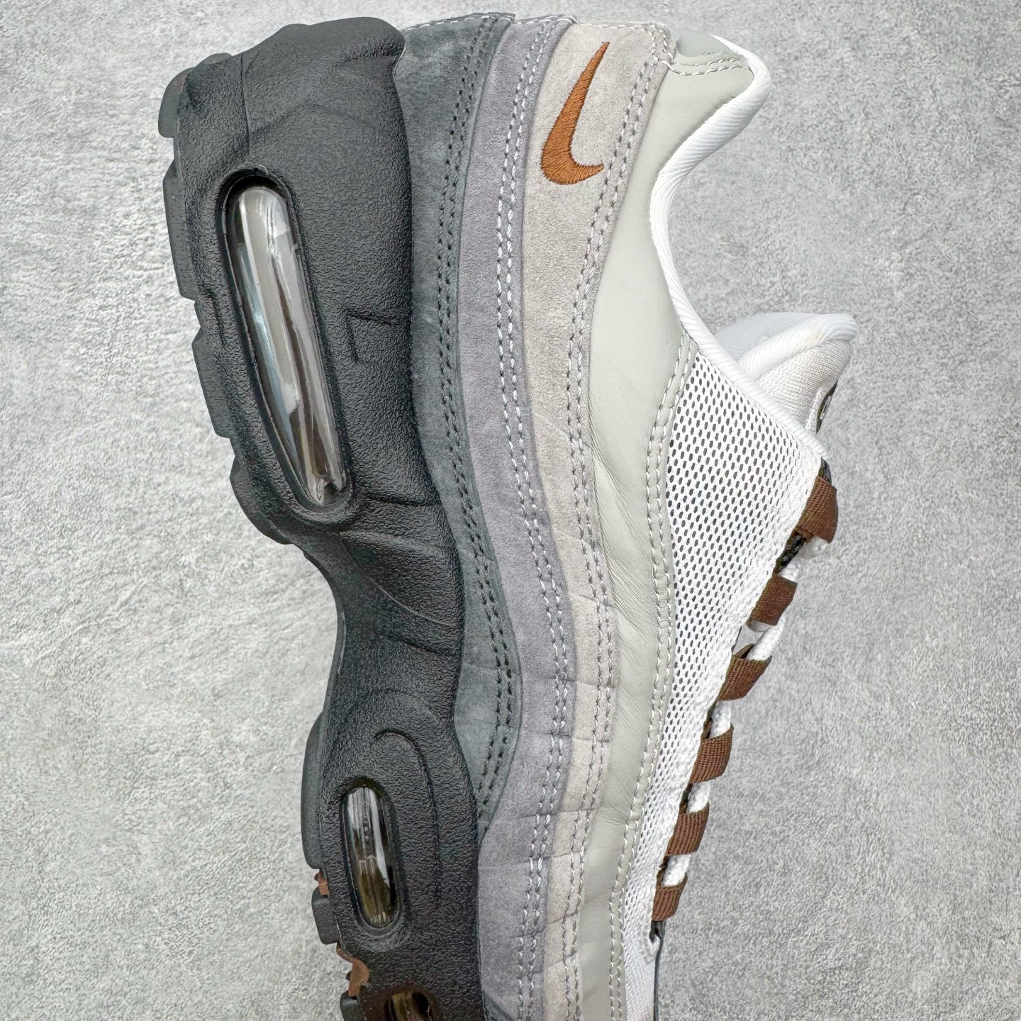 图片[6]-＃KZ神版 NK Air Max 95 OG 舒适百搭耐磨低帮气垫休闲跑步鞋 灰黑 HJ5996-004 亲自操刀耗时半年开发 重金购买全套印尼原厂纸板楦头开发 2025官方主推系列 致敬诞生30周年的传奇鞋型 Air Max 95 系列再度重磅复刻归来 以全新配色续写光辉历史 更以现代手法重塑经典 将复古风格与前沿科技完美融合 一比一鞋头弧度高度鞋身弧度 东莞原厂模具大底 一码一模 原厂高韧性Tpu 独家供应45.5 48.5 原厂特供同批次皮料与Zp零色差 原厂特供内外标均可过绿X扫描认证 独家原装Big Bubble气垫 气垫体积更大 提供更强的缓震性能和回弹性 进口玻璃冲刀皮料裁剪零毛边 电脑针车工艺 鞋面不留荧光细节 平台可冲 超高鞋面清洁度 最高QC检验标准 控制溢胶瑕疵 每一双都是工艺品 实拍调校N版已经零色差零失真 百分百还原实物色彩所见即所得 不存在货不对板色差等低级问题 选购参考实物拍摄 不混卖不参货 只用心做好货严格选品 承诺混一赔十 尺码：35.5 36 36.5 37.5 38 38.5 39 40 40.5 41 42 42.5 43 44 44.5 45 45.5 46 47.5 48.5-选品中心