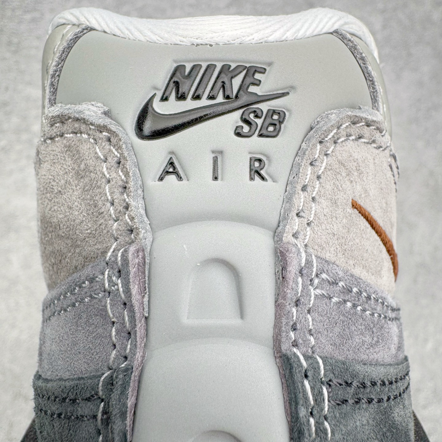 图片[10]-＃KZ神版 NK Air Max 95 OG 舒适百搭耐磨低帮气垫休闲跑步鞋 灰黑 HJ5996-004 亲自操刀耗时半年开发 重金购买全套印尼原厂纸板楦头开发 2025官方主推系列 致敬诞生30周年的传奇鞋型 Air Max 95 系列再度重磅复刻归来 以全新配色续写光辉历史 更以现代手法重塑经典 将复古风格与前沿科技完美融合 一比一鞋头弧度高度鞋身弧度 东莞原厂模具大底 一码一模 原厂高韧性Tpu 独家供应45.5 48.5 原厂特供同批次皮料与Zp零色差 原厂特供内外标均可过绿X扫描认证 独家原装Big Bubble气垫 气垫体积更大 提供更强的缓震性能和回弹性 进口玻璃冲刀皮料裁剪零毛边 电脑针车工艺 鞋面不留荧光细节 平台可冲 超高鞋面清洁度 最高QC检验标准 控制溢胶瑕疵 每一双都是工艺品 实拍调校N版已经零色差零失真 百分百还原实物色彩所见即所得 不存在货不对板色差等低级问题 选购参考实物拍摄 不混卖不参货 只用心做好货严格选品 承诺混一赔十 尺码：35.5 36 36.5 37.5 38 38.5 39 40 40.5 41 42 42.5 43 44 44.5 45 45.5 46 47.5 48.5-选品中心