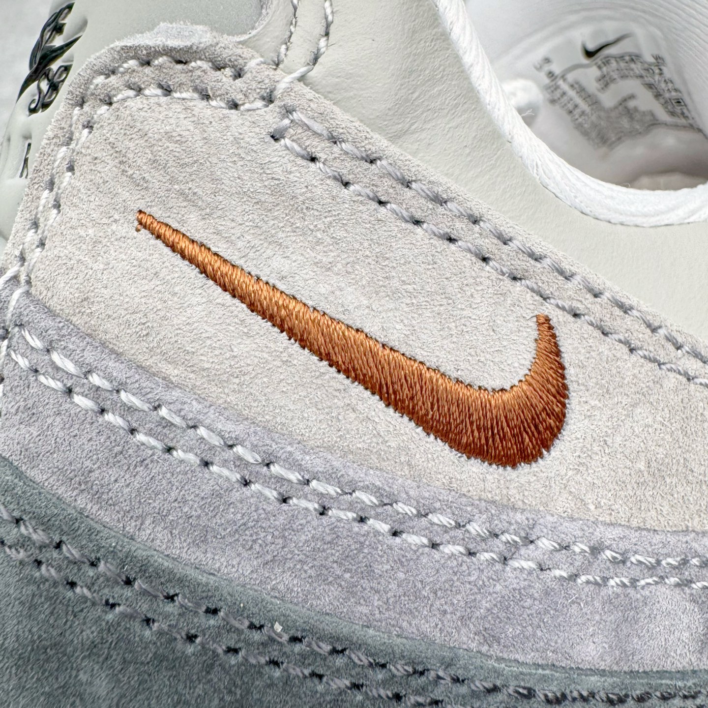 图片[16]-＃KZ神版 NK Air Max 95 OG 舒适百搭耐磨低帮气垫休闲跑步鞋 灰黑 HJ5996-004 亲自操刀耗时半年开发 重金购买全套印尼原厂纸板楦头开发 2025官方主推系列 致敬诞生30周年的传奇鞋型 Air Max 95 系列再度重磅复刻归来 以全新配色续写光辉历史 更以现代手法重塑经典 将复古风格与前沿科技完美融合 一比一鞋头弧度高度鞋身弧度 东莞原厂模具大底 一码一模 原厂高韧性Tpu 独家供应45.5 48.5 原厂特供同批次皮料与Zp零色差 原厂特供内外标均可过绿X扫描认证 独家原装Big Bubble气垫 气垫体积更大 提供更强的缓震性能和回弹性 进口玻璃冲刀皮料裁剪零毛边 电脑针车工艺 鞋面不留荧光细节 平台可冲 超高鞋面清洁度 最高QC检验标准 控制溢胶瑕疵 每一双都是工艺品 实拍调校N版已经零色差零失真 百分百还原实物色彩所见即所得 不存在货不对板色差等低级问题 选购参考实物拍摄 不混卖不参货 只用心做好货严格选品 承诺混一赔十 尺码：35.5 36 36.5 37.5 38 38.5 39 40 40.5 41 42 42.5 43 44 44.5 45 45.5 46 47.5 48.5-选品中心