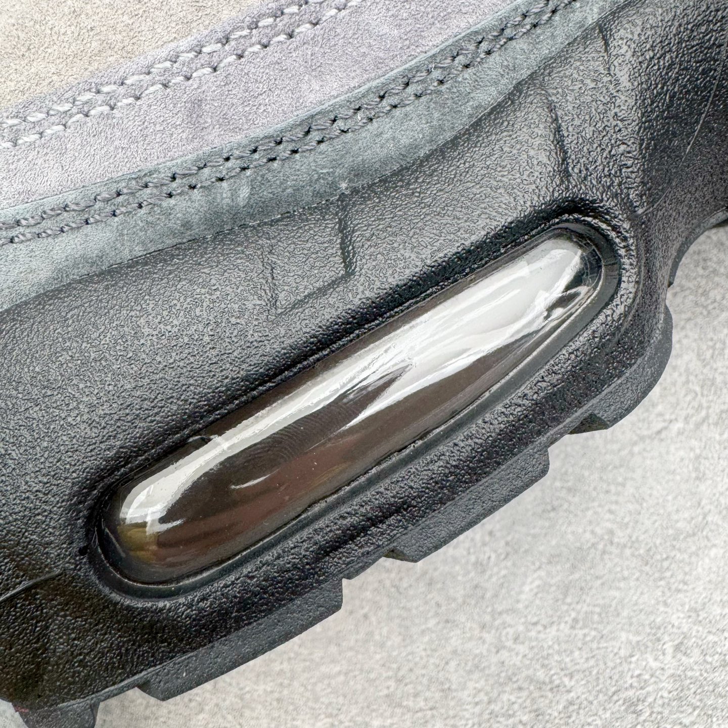 图片[11]-＃KZ神版 NK Air Max 95 OG 舒适百搭耐磨低帮气垫休闲跑步鞋 灰黑 HJ5996-004 亲自操刀耗时半年开发 重金购买全套印尼原厂纸板楦头开发 2025官方主推系列 致敬诞生30周年的传奇鞋型 Air Max 95 系列再度重磅复刻归来 以全新配色续写光辉历史 更以现代手法重塑经典 将复古风格与前沿科技完美融合 一比一鞋头弧度高度鞋身弧度 东莞原厂模具大底 一码一模 原厂高韧性Tpu 独家供应45.5 48.5 原厂特供同批次皮料与Zp零色差 原厂特供内外标均可过绿X扫描认证 独家原装Big Bubble气垫 气垫体积更大 提供更强的缓震性能和回弹性 进口玻璃冲刀皮料裁剪零毛边 电脑针车工艺 鞋面不留荧光细节 平台可冲 超高鞋面清洁度 最高QC检验标准 控制溢胶瑕疵 每一双都是工艺品 实拍调校N版已经零色差零失真 百分百还原实物色彩所见即所得 不存在货不对板色差等低级问题 选购参考实物拍摄 不混卖不参货 只用心做好货严格选品 承诺混一赔十 尺码：35.5 36 36.5 37.5 38 38.5 39 40 40.5 41 42 42.5 43 44 44.5 45 45.5 46 47.5 48.5-选品中心