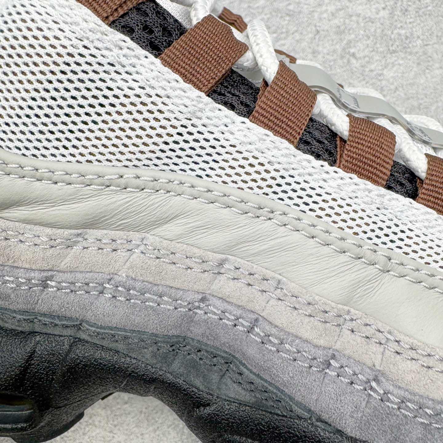 图片[14]-＃KZ神版 NK Air Max 95 OG 舒适百搭耐磨低帮气垫休闲跑步鞋 灰黑 HJ5996-004 亲自操刀耗时半年开发 重金购买全套印尼原厂纸板楦头开发 2025官方主推系列 致敬诞生30周年的传奇鞋型 Air Max 95 系列再度重磅复刻归来 以全新配色续写光辉历史 更以现代手法重塑经典 将复古风格与前沿科技完美融合 一比一鞋头弧度高度鞋身弧度 东莞原厂模具大底 一码一模 原厂高韧性Tpu 独家供应45.5 48.5 原厂特供同批次皮料与Zp零色差 原厂特供内外标均可过绿X扫描认证 独家原装Big Bubble气垫 气垫体积更大 提供更强的缓震性能和回弹性 进口玻璃冲刀皮料裁剪零毛边 电脑针车工艺 鞋面不留荧光细节 平台可冲 超高鞋面清洁度 最高QC检验标准 控制溢胶瑕疵 每一双都是工艺品 实拍调校N版已经零色差零失真 百分百还原实物色彩所见即所得 不存在货不对板色差等低级问题 选购参考实物拍摄 不混卖不参货 只用心做好货严格选品 承诺混一赔十 尺码：35.5 36 36.5 37.5 38 38.5 39 40 40.5 41 42 42.5 43 44 44.5 45 45.5 46 47.5 48.5-选品中心