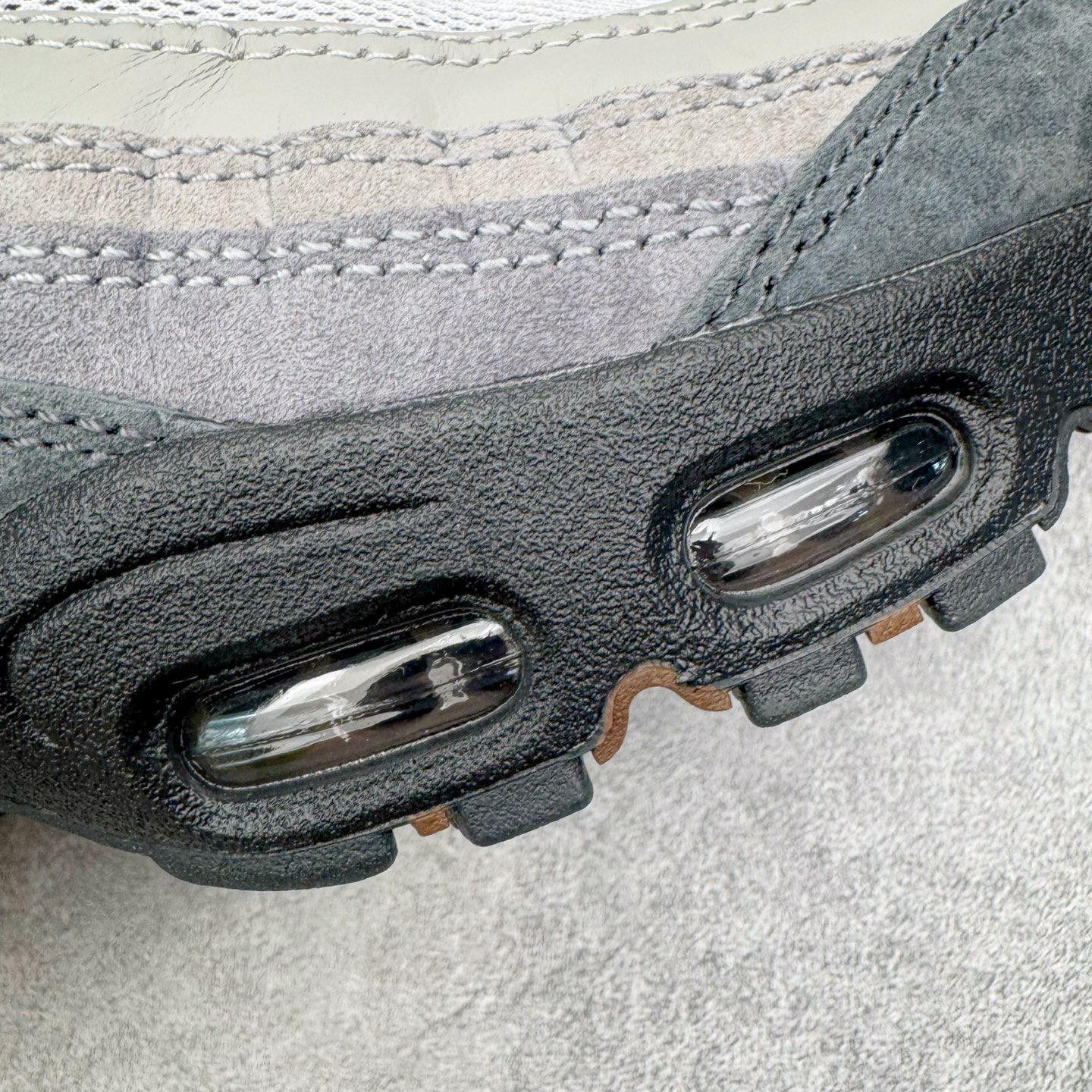 图片[12]-＃KZ神版 NK Air Max 95 OG 舒适百搭耐磨低帮气垫休闲跑步鞋 灰黑 HJ5996-004 亲自操刀耗时半年开发 重金购买全套印尼原厂纸板楦头开发 2025官方主推系列 致敬诞生30周年的传奇鞋型 Air Max 95 系列再度重磅复刻归来 以全新配色续写光辉历史 更以现代手法重塑经典 将复古风格与前沿科技完美融合 一比一鞋头弧度高度鞋身弧度 东莞原厂模具大底 一码一模 原厂高韧性Tpu 独家供应45.5 48.5 原厂特供同批次皮料与Zp零色差 原厂特供内外标均可过绿X扫描认证 独家原装Big Bubble气垫 气垫体积更大 提供更强的缓震性能和回弹性 进口玻璃冲刀皮料裁剪零毛边 电脑针车工艺 鞋面不留荧光细节 平台可冲 超高鞋面清洁度 最高QC检验标准 控制溢胶瑕疵 每一双都是工艺品 实拍调校N版已经零色差零失真 百分百还原实物色彩所见即所得 不存在货不对板色差等低级问题 选购参考实物拍摄 不混卖不参货 只用心做好货严格选品 承诺混一赔十 尺码：35.5 36 36.5 37.5 38 38.5 39 40 40.5 41 42 42.5 43 44 44.5 45 45.5 46 47.5 48.5-选品中心