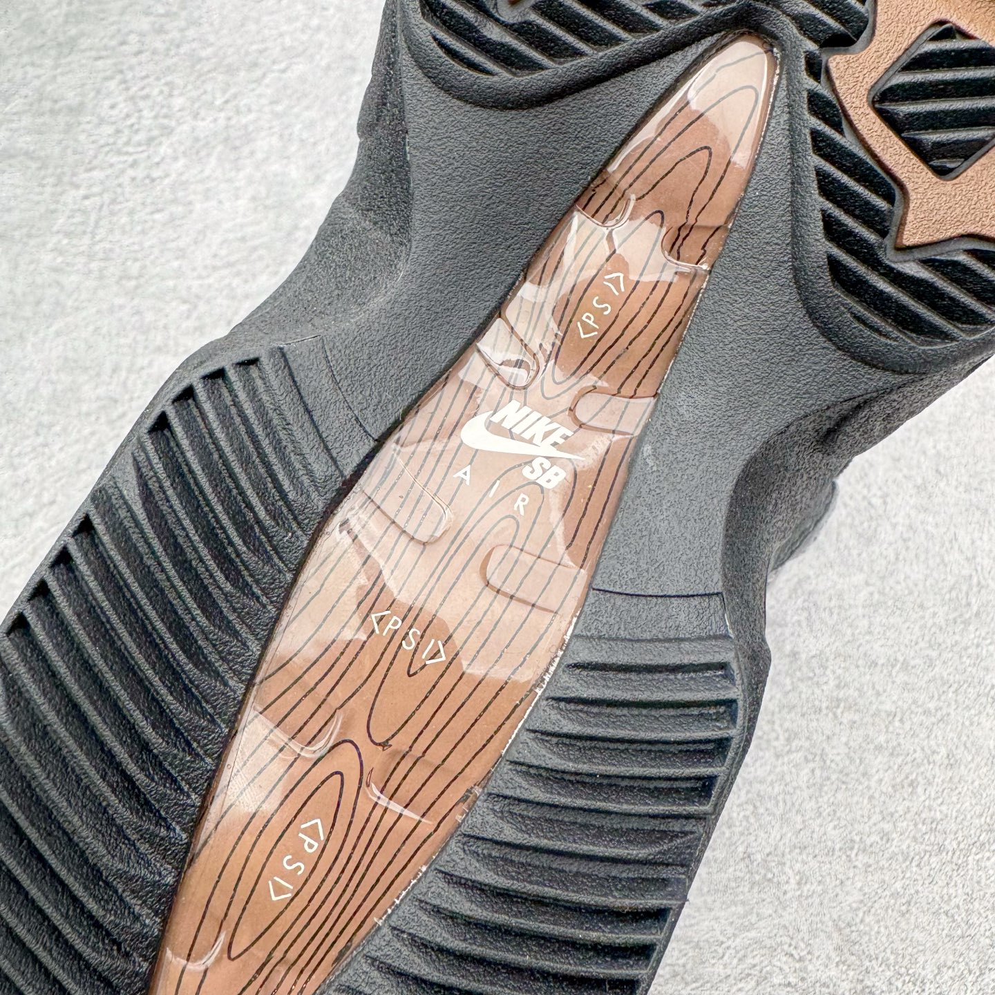 图片[13]-＃KZ神版 NK Air Max 95 OG 舒适百搭耐磨低帮气垫休闲跑步鞋 灰黑 HJ5996-004 亲自操刀耗时半年开发 重金购买全套印尼原厂纸板楦头开发 2025官方主推系列 致敬诞生30周年的传奇鞋型 Air Max 95 系列再度重磅复刻归来 以全新配色续写光辉历史 更以现代手法重塑经典 将复古风格与前沿科技完美融合 一比一鞋头弧度高度鞋身弧度 东莞原厂模具大底 一码一模 原厂高韧性Tpu 独家供应45.5 48.5 原厂特供同批次皮料与Zp零色差 原厂特供内外标均可过绿X扫描认证 独家原装Big Bubble气垫 气垫体积更大 提供更强的缓震性能和回弹性 进口玻璃冲刀皮料裁剪零毛边 电脑针车工艺 鞋面不留荧光细节 平台可冲 超高鞋面清洁度 最高QC检验标准 控制溢胶瑕疵 每一双都是工艺品 实拍调校N版已经零色差零失真 百分百还原实物色彩所见即所得 不存在货不对板色差等低级问题 选购参考实物拍摄 不混卖不参货 只用心做好货严格选品 承诺混一赔十 尺码：35.5 36 36.5 37.5 38 38.5 39 40 40.5 41 42 42.5 43 44 44.5 45 45.5 46 47.5 48.5-选品中心