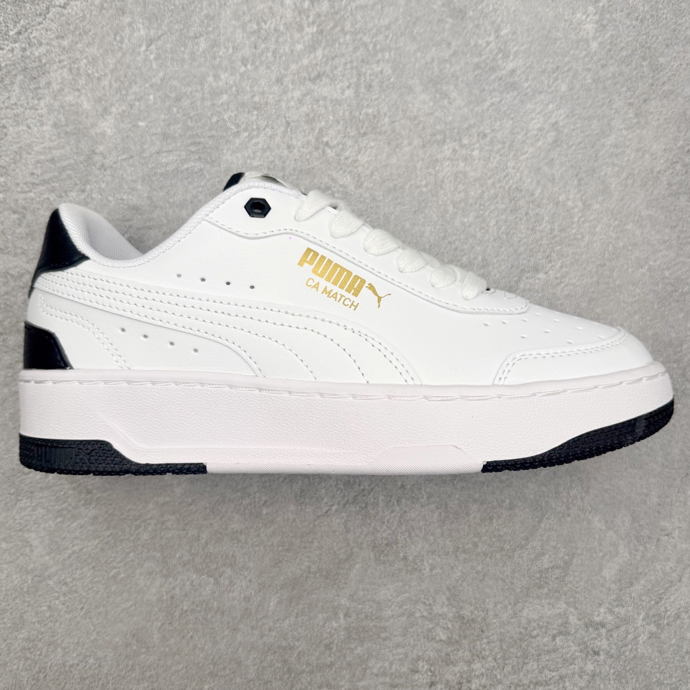 PUMA彪马 BMW M Motorsport RBD Break 彪马新款面包鞋男女同款复古休闲板鞋 赠送一双鞋带 鞋身通体采用细腻的麂皮材质 厚实柔软 质感出众 鞋侧保留PUMA标志性跑道图案 侧面与后跟点缀金属色PUMA LOGO 兼具辨识度与细节感 加厚鞋垫、饱满鞋舌 搭配加宽扁形鞋带 使得穿着感更加贴合与舒适 值得一提的是 本季SUEDE XL鞋款以黑色、红色及蓝色最为瞩目 经典黑的配色 在低调之余可轻松驾驭任何潮流风格造型 而高饱和度的配色 则是当之无愧的早春出街利器 尺码：36 37 37.5 38 38.5 39 40 40.5 41 42 42.5 43 44 45-选品中心