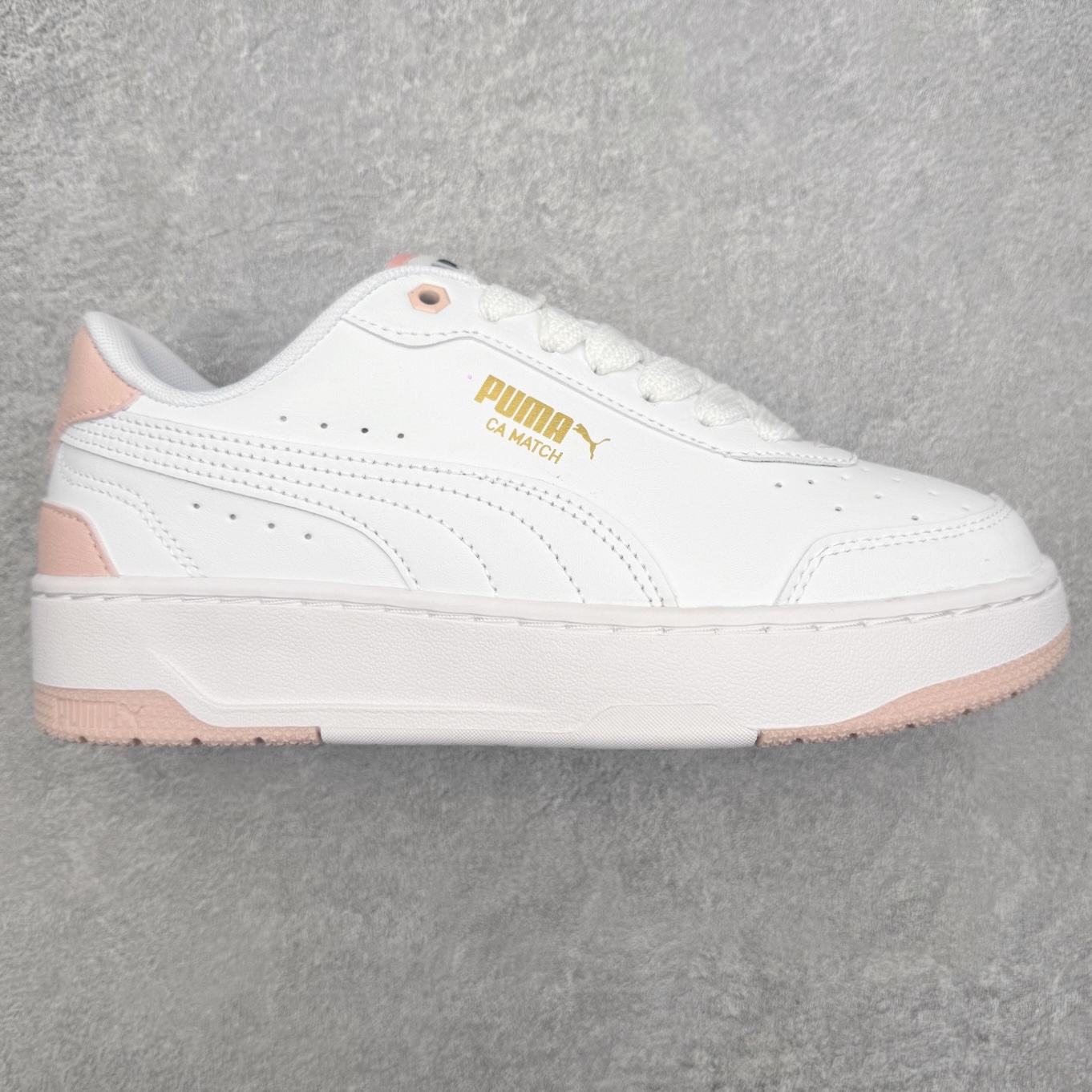 PUMA彪马 BMW M Motorsport RBD Break 彪马新款面包鞋男女同款复古休闲板鞋 赠送一双鞋带 鞋身通体采用细腻的麂皮材质 厚实柔软 质感出众 鞋侧保留PUMA标志性跑道图案 侧面与后跟点缀金属色PUMA LOGO 兼具辨识度与细节感 加厚鞋垫、饱满鞋舌 搭配加宽扁形鞋带 使得穿着感更加贴合与舒适 值得一提的是 本季SUEDE XL鞋款以黑色、红色及蓝色最为瞩目 经典黑的配色 在低调之余可轻松驾驭任何潮流风格造型 而高饱和度的配色 则是当之无愧的早春出街利器 尺码：36 37 37.5 38 38.5 39 40 40.5 41 42 42.5 43 44 45-选品中心