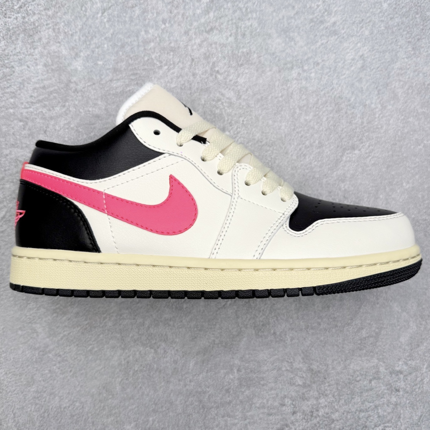 ＃K版 Air Jordan AJ1 Low 低帮 DC0774-107 全新流水线出品 DT版本唯一平替选择 市场第二梯队最强版 全部原鞋开发 原楦原纸板开发 全鞋电脑针车 原厂内置全掌气垫 原盒内在原标 唯一Zp原版鞋带绑法 免检产品 全新2022版型 全头层皮料 完美零毛边处理 原厂配置全掌气垫 价格定位良心 几十个配色陆续出货 实拍调校N版已经零色差零失真 百分百还原实物色彩所见即所得 不存在货不对板色差等低级问题 选购参考实物拍摄 不混卖不参货 只用心做好货严格选品 承诺混一赔十 尺码：36 36.5 37.5 38 38.5 39 40 40.5 41 42 42.5 43 44 44.5 45-选品中心