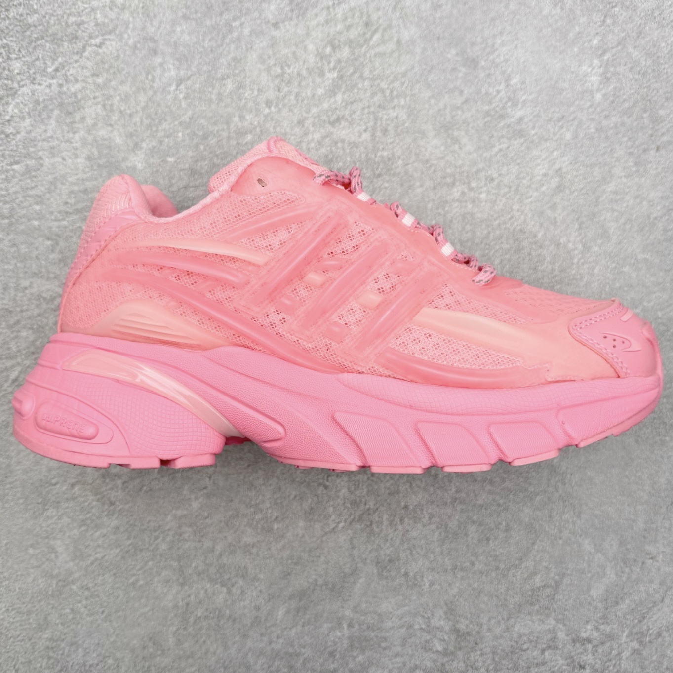 Pharrell x adidas Adistar Jellyfish 低帮水母复古风老爹鞋 Adistar Cushion联名出的这款复古老爹鞋简直是未来科技感十足 以3D风格焕新演绎标志性三条纹 为造型添上点睛之笔 金属质感视觉效果TPU自带哑光反射 非常的细节 最大的亮点无疑是鞋屁股 大块的tpu包裹 让增高的大底不再突兀 更显腿长脚细 尺码：36 36.5 37 38 38.5 39 40 40.5 41 42 42.5 43 44 44.5 45 46 47-选品中心