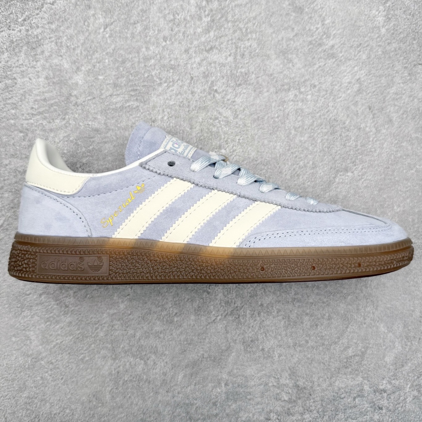 AD Originals Handball SPZL 手球运动员系列百搭休闲运动板鞋 KJ5933 这款来自阿迪达斯的这款HANDBALL SPZL前身是一双手球运动鞋，这一次拿来复刻，所以鞋面的主要色彩选用了黑色， 鞋面外侧除了Spezial字母之外还有三叶草标志。Handball SPZL作为复古手球训练鞋与作为室内足球鞋的Samba有着异曲同工之处，但是质感更为出众的鞋身以及丰富的配色选择比起Samba来讲可以说是更胜一筹了！尺码：36 36⅔ 37⅓ 38 38⅔ 39⅓ 40 40⅔ 41⅓ 42 42⅔ 43⅓ 44 45-选品中心