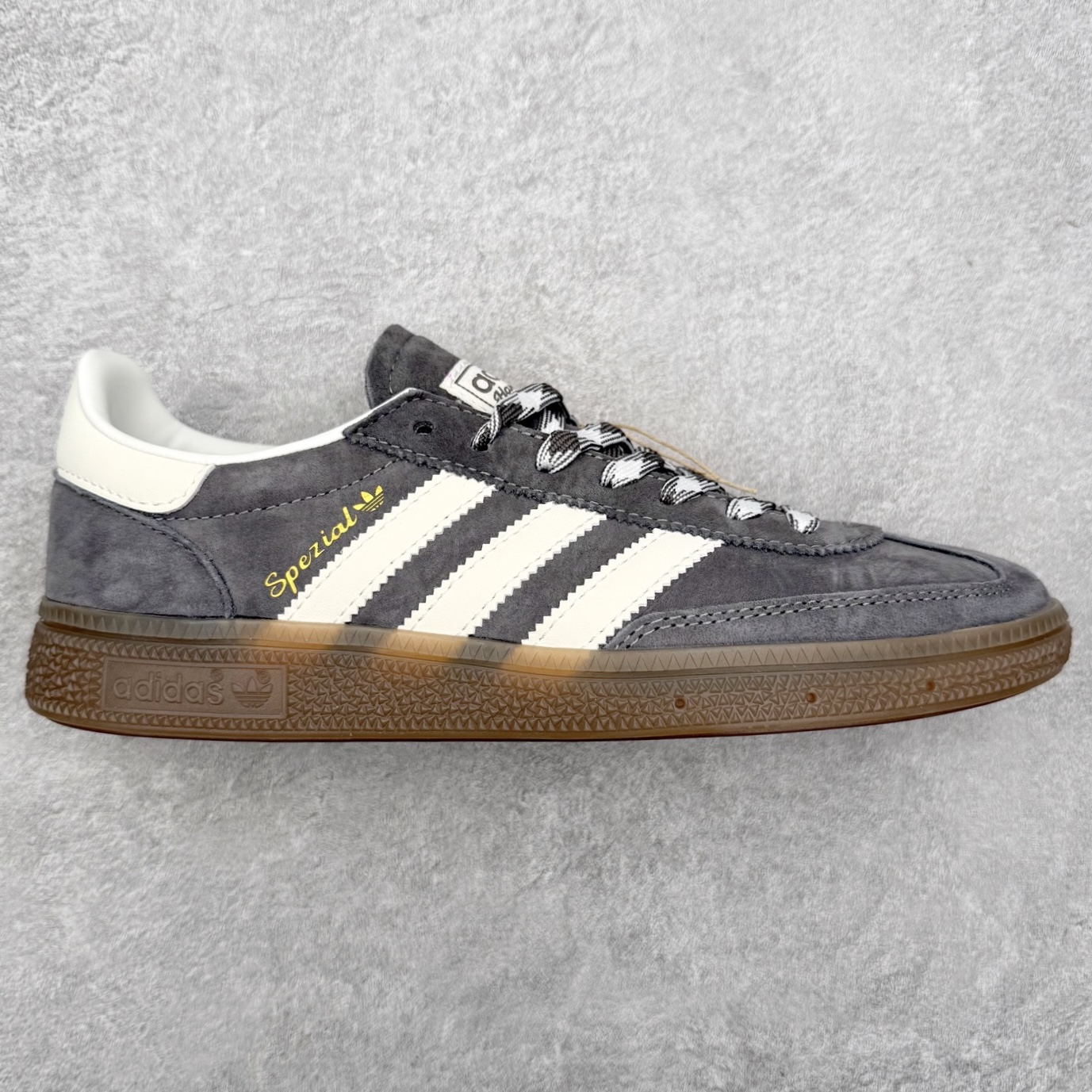 AD Originals Handball SPZL 手球运动员系列百搭休闲运动板鞋 KJ6303 这款来自阿迪达斯的这款HANDBALL SPZL前身是一双手球运动鞋，这一次拿来复刻，所以鞋面的主要色彩选用了黑色， 鞋面外侧除了Spezial字母之外还有三叶草标志。Handball SPZL作为复古手球训练鞋与作为室内足球鞋的Samba有着异曲同工之处，但是质感更为出众的鞋身以及丰富的配色选择比起Samba来讲可以说是更胜一筹了！尺码：36 36⅔ 37⅓ 38 38⅔ 39⅓ 40 40⅔ 41⅓ 42 42⅔ 43⅓ 44 45-选品中心