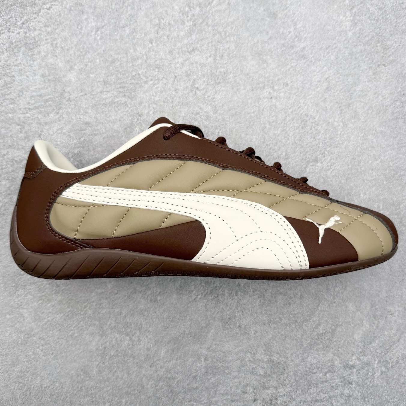 ＃TG特价福利 PUMA Speedca OG 彪马极速赛车系列低帮德训风拼接复古百搭休闲运动赛车鞋 鞋款从80、90年代赛车手所穿的防火赛车鞋为原型，鞋身线条模仿了赛车的流线廓形，体现了空气动力学原理的结构。简约流畅的外观，恰好又和贯穿其中的Formstrip Logo融合恰到好处，视觉上细节丰富且协调。本次Speedcat OG鞋款归来，最大看点自然式保留了窄版鞋型以及薄底构造。这两年各品牌鞋底越做越厚，Speedcat反其道而行之，上脚几乎无鞋底的效果带来耳目一新的视觉体验。鞋面依旧是以质感细腻的麂皮材质打造，并且大面积近乎全包裹的使用，复古味道也愈发浓烈。配色上更是将最原始的黑色和红色带回，向F1赛车队的标志性队服致敬。相信让各位一眼种草的更多是出挑的大红色，上脚即可瞬间点亮整体造型，在以球鞋为核心的OOTD中脱颖而出。而另一款黑色则是低调的万金油，彰显新潮个性的同时又不喧宾夺主，也是热爱简约系穿搭朋友的首选。 尺码：35.5 36 37 37.5 38 38.5 39 40 40.5 41 42 42.5 43 44 44.5 45-选品中心