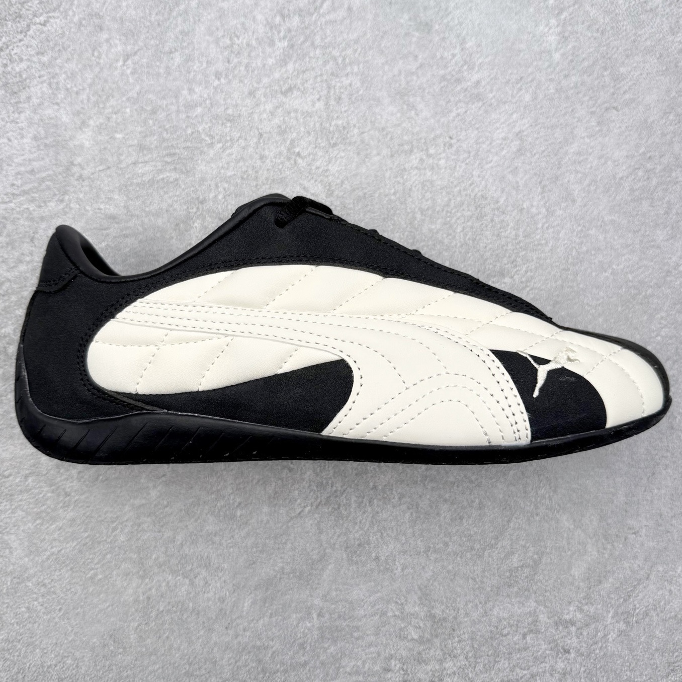 ＃TG特价福利 PUMA Speedca OG 彪马极速赛车系列低帮德训风拼接复古百搭休闲运动赛车鞋 鞋款从80、90年代赛车手所穿的防火赛车鞋为原型，鞋身线条模仿了赛车的流线廓形，体现了空气动力学原理的结构。简约流畅的外观，恰好又和贯穿其中的Formstrip Logo融合恰到好处，视觉上细节丰富且协调。本次Speedcat OG鞋款归来，最大看点自然式保留了窄版鞋型以及薄底构造。这两年各品牌鞋底越做越厚，Speedcat反其道而行之，上脚几乎无鞋底的效果带来耳目一新的视觉体验。鞋面依旧是以质感细腻的麂皮材质打造，并且大面积近乎全包裹的使用，复古味道也愈发浓烈。配色上更是将最原始的黑色和红色带回，向F1赛车队的标志性队服致敬。相信让各位一眼种草的更多是出挑的大红色，上脚即可瞬间点亮整体造型，在以球鞋为核心的OOTD中脱颖而出。而另一款黑色则是低调的万金油，彰显新潮个性的同时又不喧宾夺主，也是热爱简约系穿搭朋友的首选。 尺码：35.5 36 37 37.5 38 38.5 39 40 40.5 41 42 42.5 43 44 44.5 45-选品中心