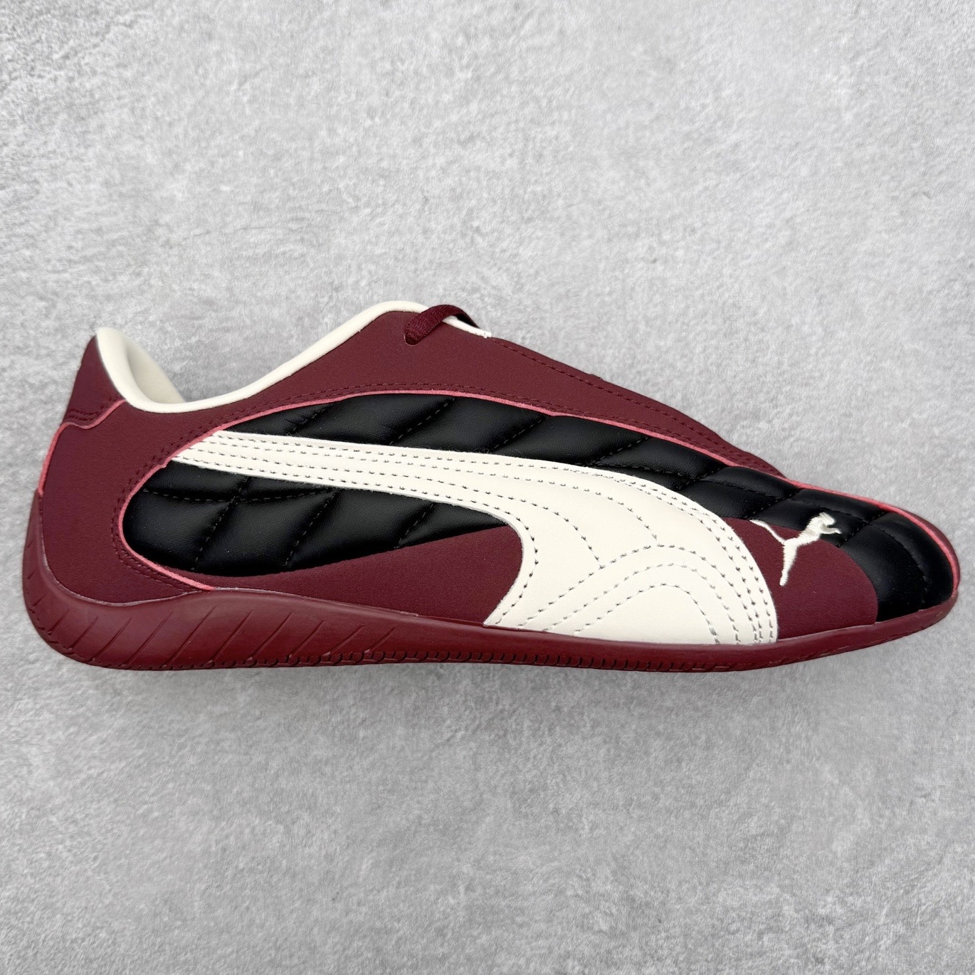 ＃TG特价福利 PUMA Speedca OG 彪马极速赛车系列低帮德训风拼接复古百搭休闲运动赛车鞋 鞋款从80、90年代赛车手所穿的防火赛车鞋为原型，鞋身线条模仿了赛车的流线廓形，体现了空气动力学原理的结构。简约流畅的外观，恰好又和贯穿其中的Formstrip Logo融合恰到好处，视觉上细节丰富且协调。本次Speedcat OG鞋款归来，最大看点自然式保留了窄版鞋型以及薄底构造。这两年各品牌鞋底越做越厚，Speedcat反其道而行之，上脚几乎无鞋底的效果带来耳目一新的视觉体验。鞋面依旧是以质感细腻的麂皮材质打造，并且大面积近乎全包裹的使用，复古味道也愈发浓烈。配色上更是将最原始的黑色和红色带回，向F1赛车队的标志性队服致敬。相信让各位一眼种草的更多是出挑的大红色，上脚即可瞬间点亮整体造型，在以球鞋为核心的OOTD中脱颖而出。而另一款黑色则是低调的万金油，彰显新潮个性的同时又不喧宾夺主，也是热爱简约系穿搭朋友的首选。 尺码：35.5 36 37 37.5 38 38.5 39 40 40.5 41 42 42.5 43 44 44.5 45-选品中心