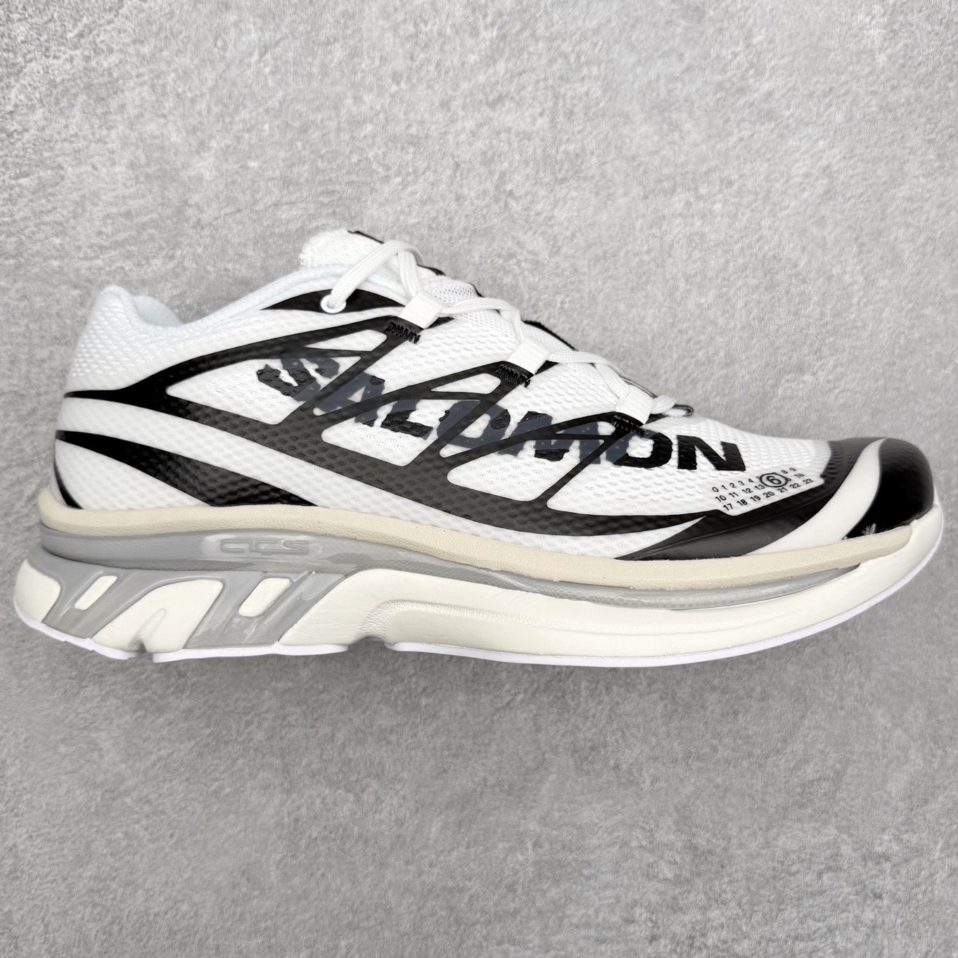 MM6 Maison Margiela x SALOMON XT-6 萨洛蒙联名系列低帮城市越野机能透气休闲运动鞋 鞋舌处附有迷你网眼袋收纳鞋绳以及下方的多色 Logo 标签 接着搭载奶油色 ACS 技术中底以及金色 TPU 塑料部件提升鞋款耐用性 中底与鞋面之间饰有海蓝色条状细节有效增添鞋款层次 最后应用黑色 Contragrip Chevron 外底完成鞋款设计 这次配色颇为高调 两款配色均以绚丽的渐变设计呈现 一款以粉紫渐变主打 另一款以黄绿渐变呈现 视觉效果相当吸睛 鞋面的使用玻璃纤维覆盖物加固 并通过细绳扣系带系统进行锁定 Salomon 的品牌logo 出现在脚后跟和前掌部位 中底虽然偏薄 但非常耐用 与模压塑料ACS 框架以及致密AC2 Muscle 鞋底单元结合 能够提供出色的支撑力和缓冲性 尺码：36 36.5 37.5 38 38.5 39 40 40.5 41 42 42.5 43 44 44.5 45 46.5-选品中心