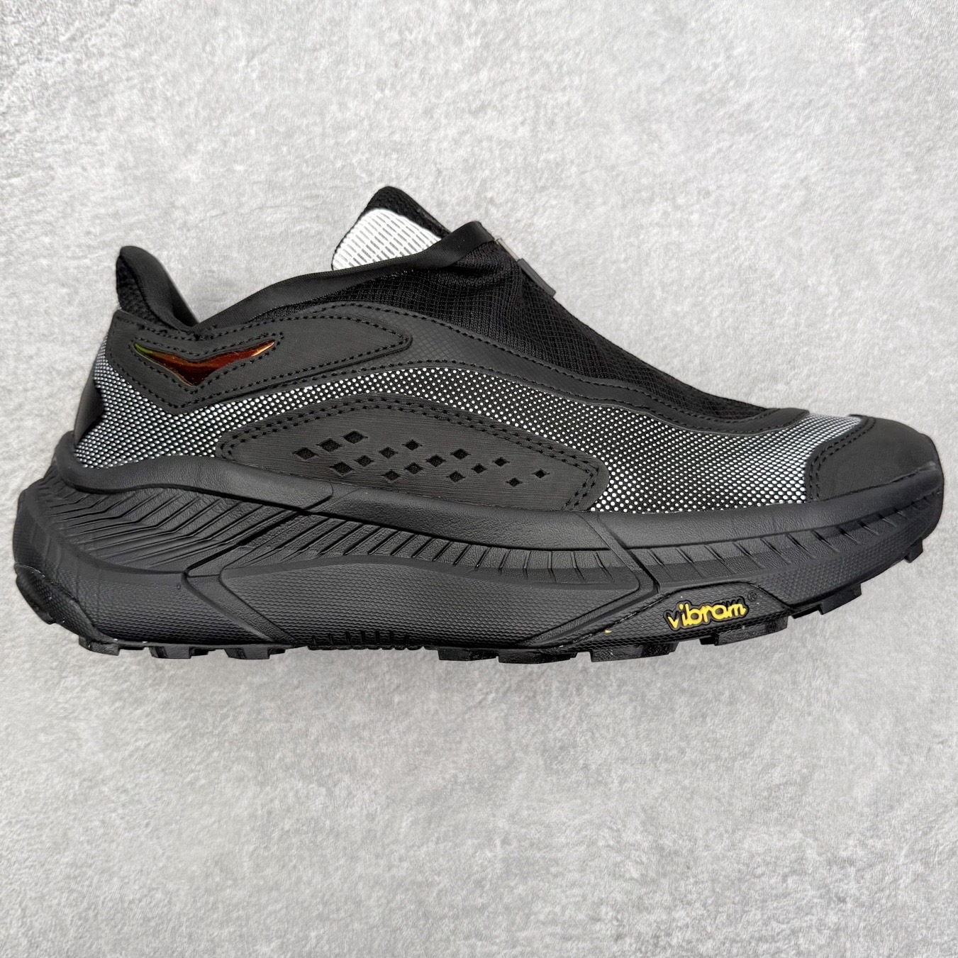 HOKA ONE ONE PROJECT TRANSPORT 舒适百搭防滑耐磨低帮生活休闲鞋 男女同款 HOKA ONE ONE是来自美国的跑步鞋知名品牌，创立于2009年，始终致力于为所有跑者提供更新、更好的跑步装备。相比常规跑鞋，HOKA ONE ONE特别研发使用性能独特的几何形跑鞋中底，此种鞋底更厚、更高、回弹性也更好，除了卓越的缓冲性能，它还能內各种阶段的跑者带来更具动感、更加稳定的跑步体验。HOKAONE ONE从设计之初就清楚意识到，要保证跑者步幅的均匀一致，双脚自然而然的运动至关重要。尺码：36 36.5 37.5 38 38.5 39 40 40.5 41 42 42.5 43 44 44.5 45-选品中心