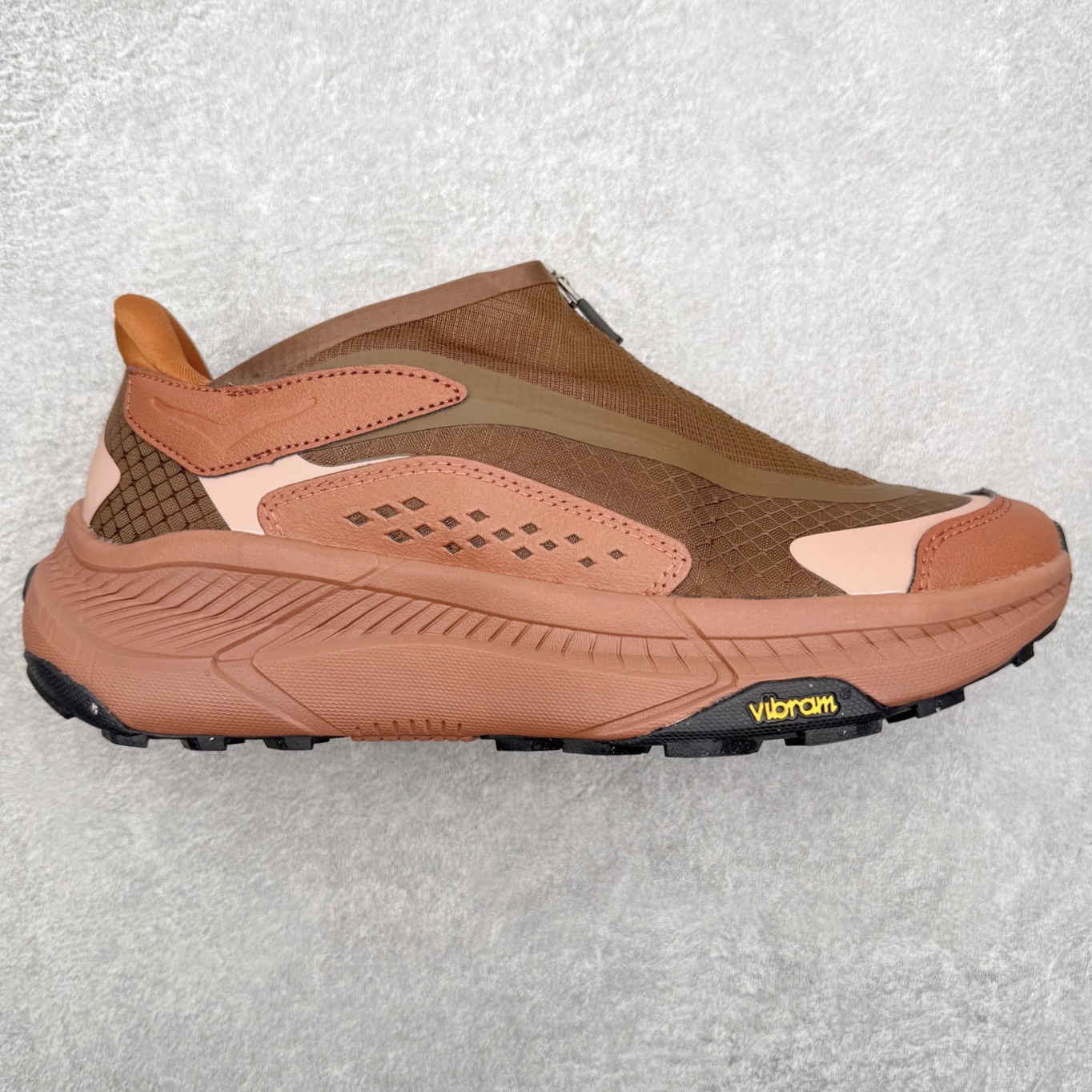 HOKA ONE ONE PROJECT TRANSPORT 舒适百搭防滑耐磨低帮生活休闲鞋 男女同款 HOKA ONE ONE是来自美国的跑步鞋知名品牌，创立于2009年，始终致力于为所有跑者提供更新、更好的跑步装备。相比常规跑鞋，HOKA ONE ONE特别研发使用性能独特的几何形跑鞋中底，此种鞋底更厚、更高、回弹性也更好，除了卓越的缓冲性能，它还能內各种阶段的跑者带来更具动感、更加稳定的跑步体验。HOKAONE ONE从设计之初就清楚意识到，要保证跑者步幅的均匀一致，双脚自然而然的运动至关重要。尺码：36 36.5 37.5 38 38.5 39 40 40.5 41 42 42.5 43 44 44.5 45-选品中心