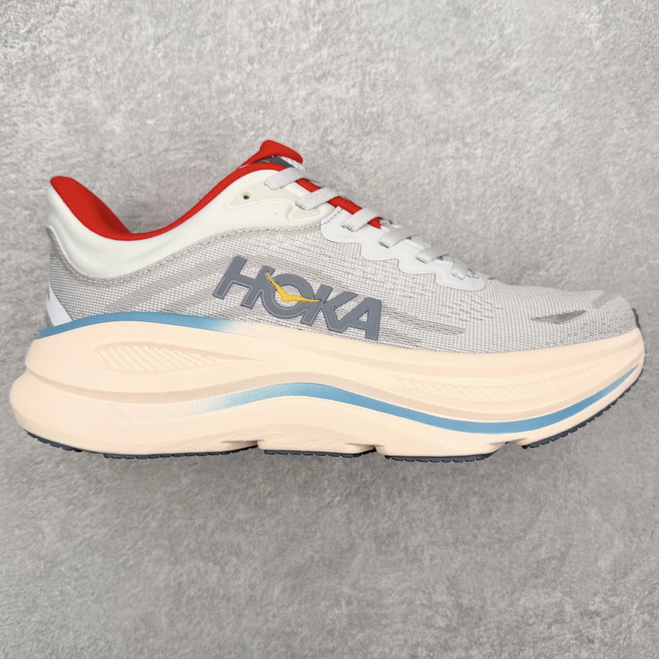 HOKA ONE ONE Clifton 克里夫顿10代专业性能减震公路跑步鞋 轻盈透气的针织网面和纱线的使用让鞋面更挺拔 增强鞋面的强度和支撑性能 搭配柔软的鞋舌 让双脚在舒适包裹中跑的更加畅快 全新泡棉中底 柔软的同时增强回弹性能 为不同跑者提供更平稳流畅的脚感 带来全面的缓冲保护 根据人体工程学设计的延长拉襟 后跟处弹软的海绵填充舒适固定 避免掉跟和摩擦 相比上一代光滑的内衬 Clifton 的内衬增强了摩擦力 避免双脚在鞋内滑动 尺码：36 36.5 37.5 38 38.5 39 40 40.5 41 42 42.5 43 44 44.5 45-选品中心