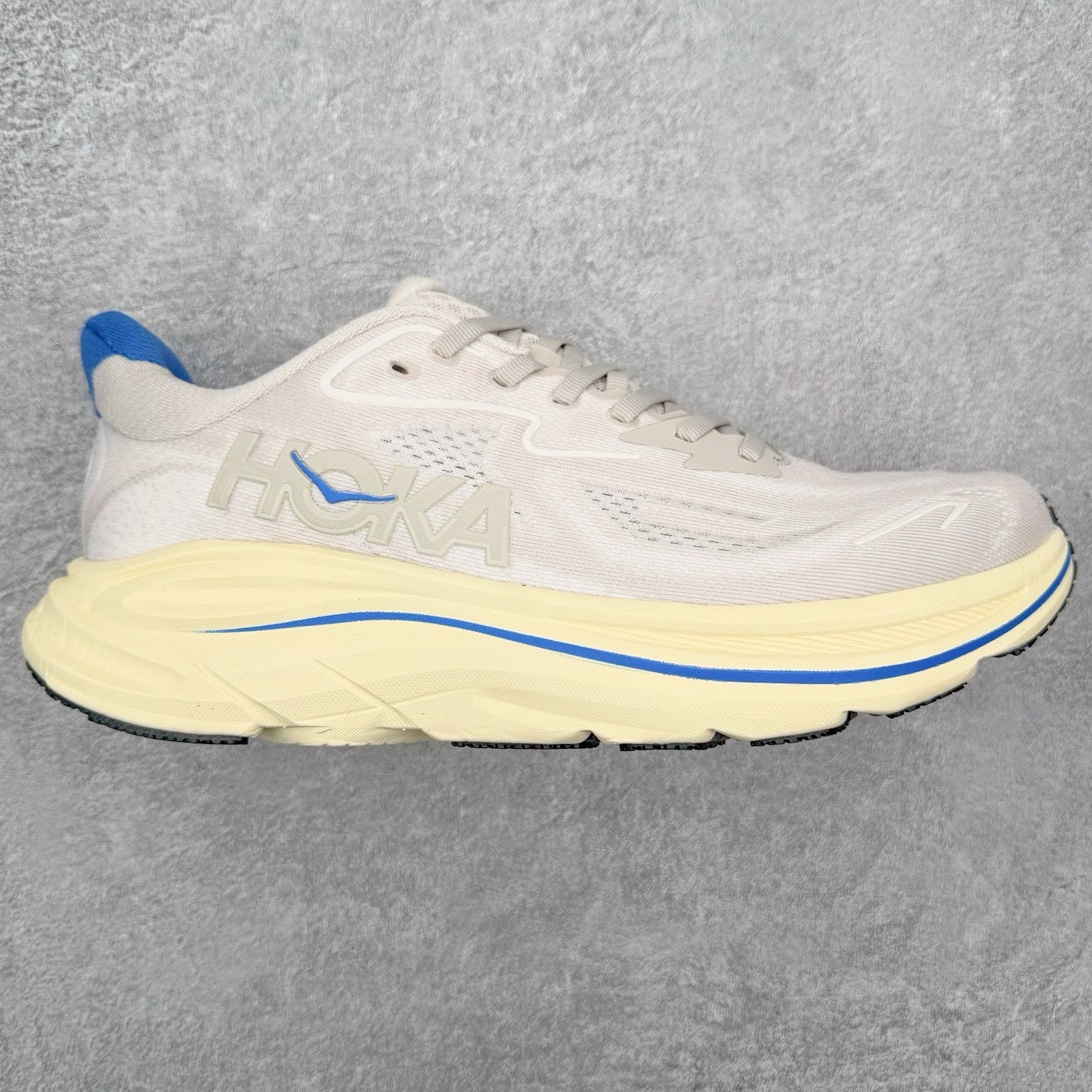 HOKA ONE ONE Clifton 克里夫顿10代专业性能减震公路跑步鞋 轻盈透气的针织网面和纱线的使用让鞋面更挺拔 增强鞋面的强度和支撑性能 搭配柔软的鞋舌 让双脚在舒适包裹中跑的更加畅快 全新泡棉中底 柔软的同时增强回弹性能 为不同跑者提供更平稳流畅的脚感 带来全面的缓冲保护 根据人体工程学设计的延长拉襟 后跟处弹软的海绵填充舒适固定 避免掉跟和摩擦 相比上一代光滑的内衬 Clifton 的内衬增强了摩擦力 避免双脚在鞋内滑动 尺码：36 36.5 37.5 38 38.5 39 40 40.5 41 42 42.5 43 44 44.5 45-选品中心