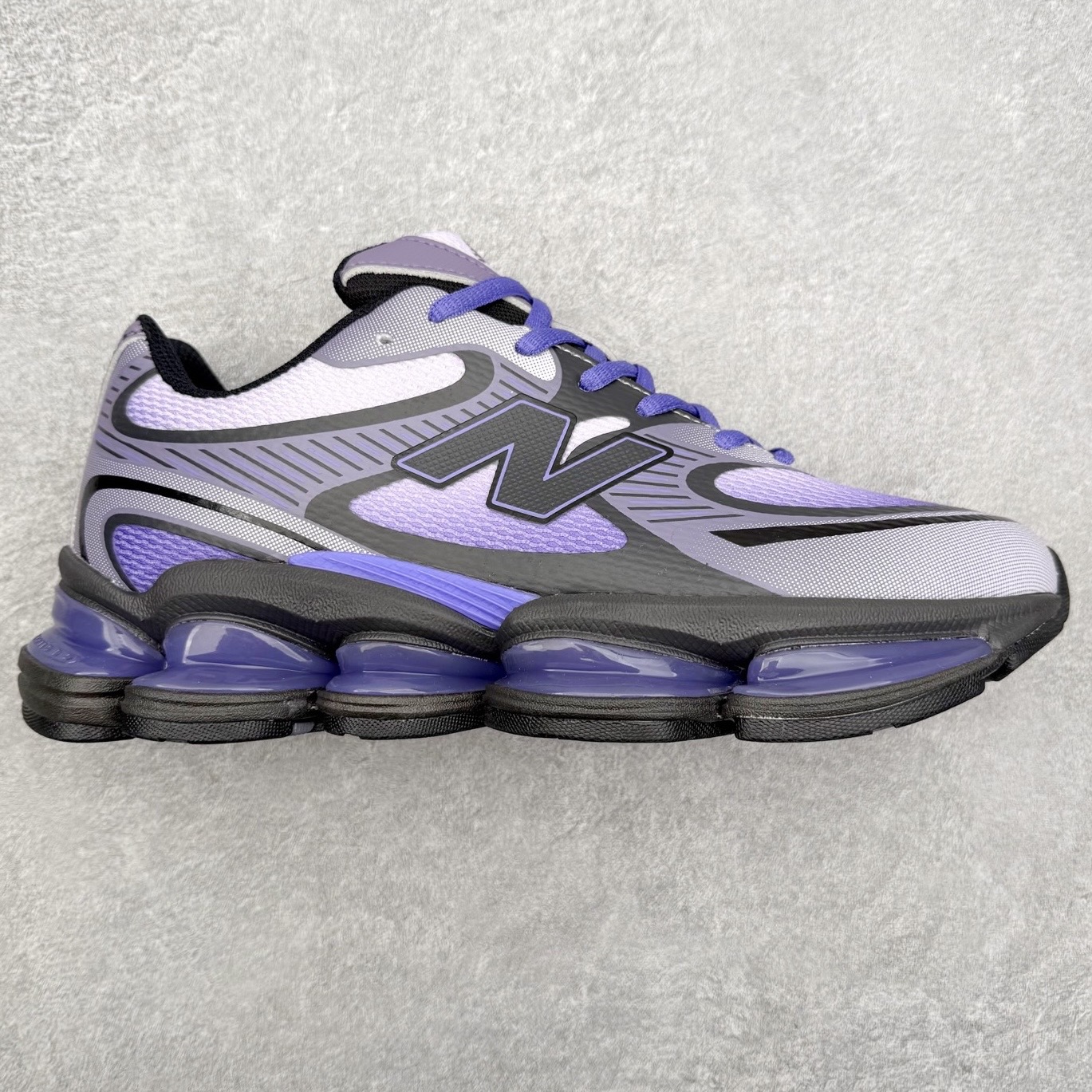 New Balance NB2000 舒适百搭防滑耐磨低帮 休闲跑步鞋 New Balance 在近两年的球鞋市场屡出奇招，在经典鞋型保持进一步增长的同时，推出的每一款新鞋型也都有傲人的战绩。在 327、9060 等鞋型获得成功之后，今天 New Balance 家族又迎来了新鲜血液的注入。这双 New Balance 2000 依然是融合了新旧元素的跑鞋造型，命名为 2000，或许是它的设计理念有着 Y2K 的血统。最大的亮点，在于这双鞋的中底。外侧以五个 ABZORB 单元，带来极具辨识度和冲击力的视觉效果，让这双鞋在外观和脚感方面都颇具吸引力。尺码：36 37 37.5 38 38.5 39 40 40.5 41 42 42.5 43 44 45 46-选品中心