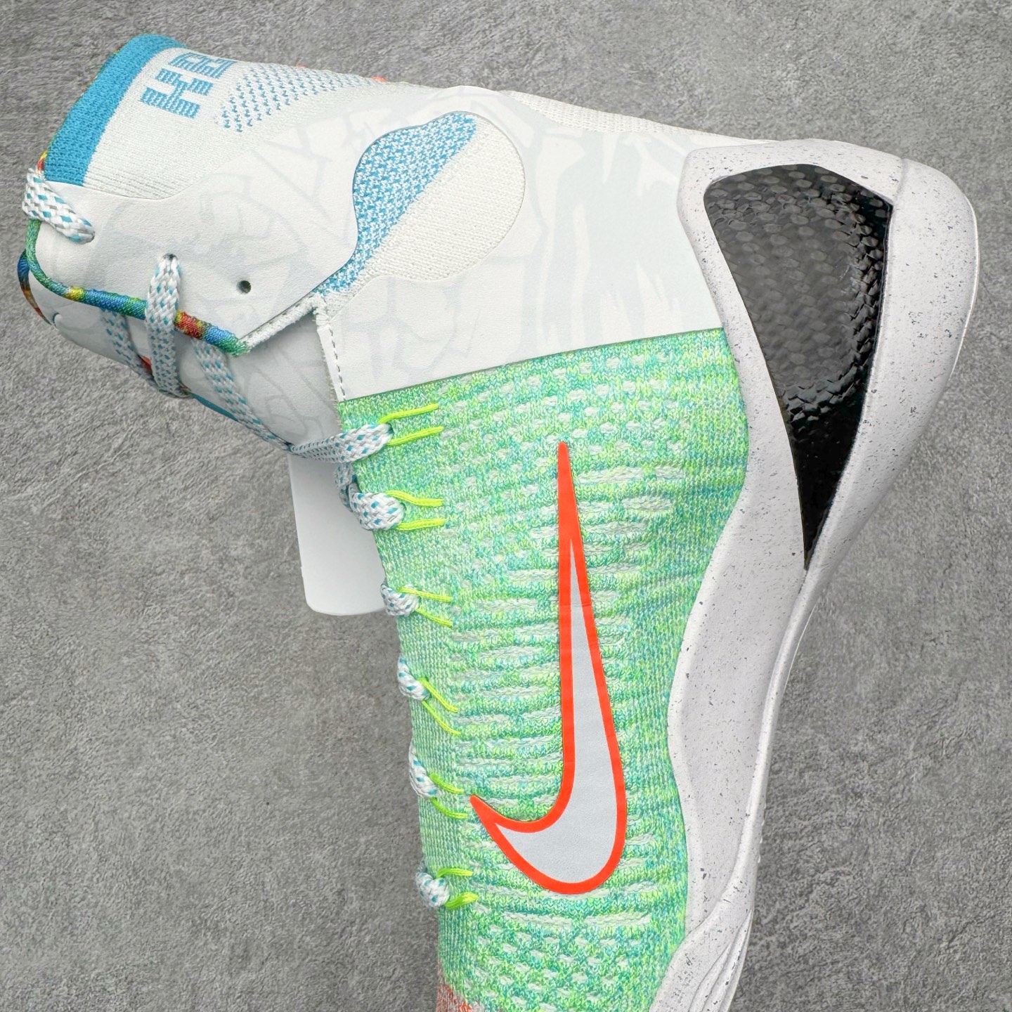 图片[7]-＃灭世纯原 NK KOBE 9 ELITE PROTRO \\\”科比9代精英高帮 白绿橙 FZ7335-101 2025曼巴年🐍重磅新品 市场最强科比9代精英版 独家出货 ✅原楦打造灵动版型 鞋头➕腰身➕后跟 360°无死角 ✅原厂工艺3层立体编织flyknit鞋面 厚度同步ZP吊打市场“纯原” ✅原厂碳板加持 立体感区分市场货品 ✅区分市场货品🌪过验级拉帮细节 ✅内置全新复刻版中底鞋垫 REACT缓震 密度增加抗衰减 ✅针对海外市场增加 47.5 满足精英选手实战需求 最强科9 灭世制造 用实力让情怀落地 👊🏻 实拍调校N版已经零色差零失真 百分百还原实物色彩所见即所得 不存在货不对板色差等低级问题 选购参考实物拍摄 不混卖不参货 只用心做好货严格选品 承诺混一赔十 尺码：39 40 40.5 41 42 42.5 43 44 44.5 45 46 47.5-选品中心