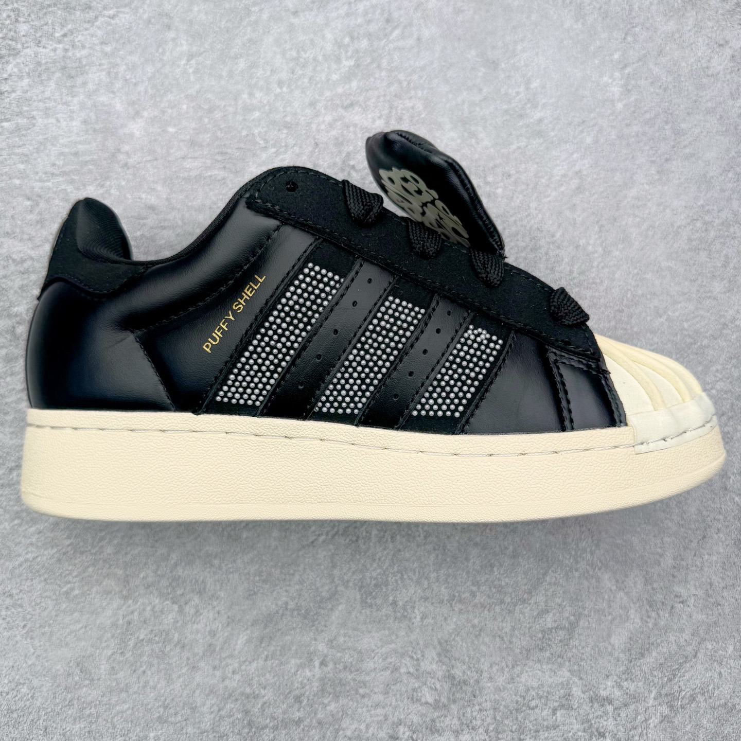 AD Originals x GALI SUPERSTAR PUFFY SHELL 贝壳头联名时尚舒适低帮板鞋 KJ6976 男女同款 实拍调校N版已经零色差零失真 百分百还原实物色彩所见即所得 不存在货不对板色差等低级问题 选购参考实物拍摄 不混卖不参货 只用心做好货严格选品 承诺混一赔十 尺码：36 36.5 37.5 38 38.5 39 40 40.5 41 42 42.5 43 44 44.5 45-选品中心