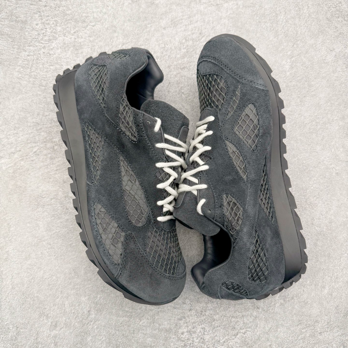 图片[3]-＃纯原 BOTTEGA VENETA Orbit Runner BV葆蝶家时尚休闲王一博同款老爹鞋运动鞋 原版开发 一比一打造 相似度百分之99以上 市场一梯队级别品质 区别市场任何标文顶级品质版本 采用轻质科技网布面料 搭配几何图案设计橡胶外底 王炸系列 高版本 认准套包工艺 实际增高很多哦 还是一样显腿细非常nice 耐玩耐造 对标对版 套包鞋工艺 认准高版本 大底选用拼色TPU大底 配置原版包装 尺码：35 36 37 38 39 40 41 42 43 44 45-选品中心