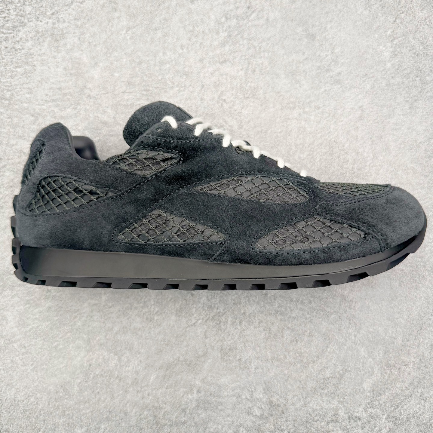 ＃纯原 BOTTEGA VENETA Orbit Runner BV葆蝶家时尚休闲王一博同款老爹鞋运动鞋 原版开发 一比一打造 相似度百分之99以上 市场一梯队级别品质 区别市场任何标文顶级品质版本 采用轻质科技网布面料 搭配几何图案设计橡胶外底 王炸系列 高版本 认准套包工艺 实际增高很多哦 还是一样显腿细非常nice 耐玩耐造 对标对版 套包鞋工艺 认准高版本 大底选用拼色TPU大底 配置原版包装 尺码：35 36 37 38 39 40 41 42 43 44 45-选品中心