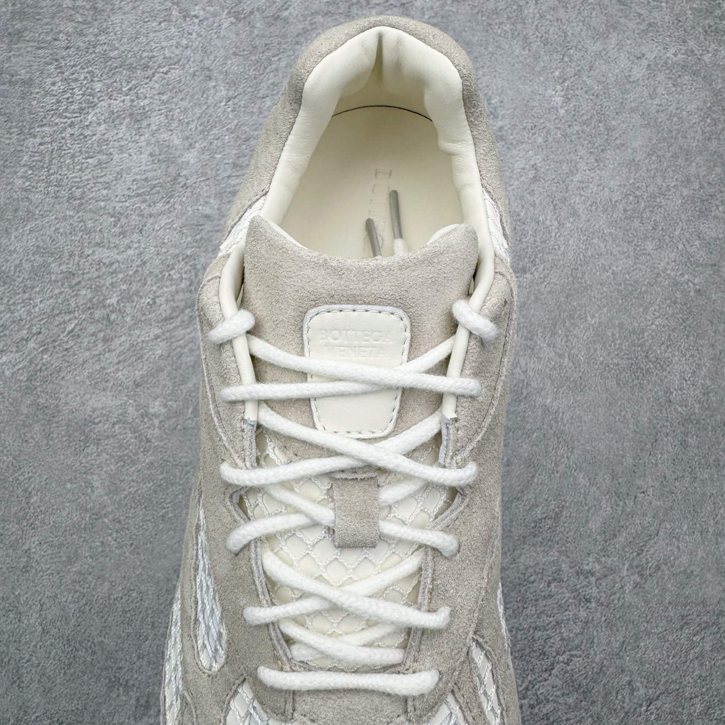 图片[5]-＃纯原 BOTTEGA VENETA Orbit Runner BV葆蝶家时尚休闲王一博同款老爹鞋运动鞋 原版开发 一比一打造 相似度百分之99以上 市场一梯队级别品质 区别市场任何标文顶级品质版本 采用轻质科技网布面料 搭配几何图案设计橡胶外底 王炸系列 高版本 认准套包工艺 实际增高很多哦 还是一样显腿细非常nice 耐玩耐造 对标对版 套包鞋工艺 认准高版本 大底选用拼色TPU大底 配置原版包装 尺码：35 36 37 38 39 40 41 42 43 44 45-选品中心