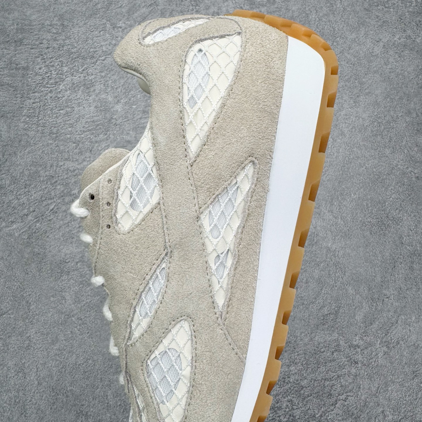 图片[7]-＃纯原 BOTTEGA VENETA Orbit Runner BV葆蝶家时尚休闲王一博同款老爹鞋运动鞋 原版开发 一比一打造 相似度百分之99以上 市场一梯队级别品质 区别市场任何标文顶级品质版本 采用轻质科技网布面料 搭配几何图案设计橡胶外底 王炸系列 高版本 认准套包工艺 实际增高很多哦 还是一样显腿细非常nice 耐玩耐造 对标对版 套包鞋工艺 认准高版本 大底选用拼色TPU大底 配置原版包装 尺码：35 36 37 38 39 40 41 42 43 44 45-选品中心