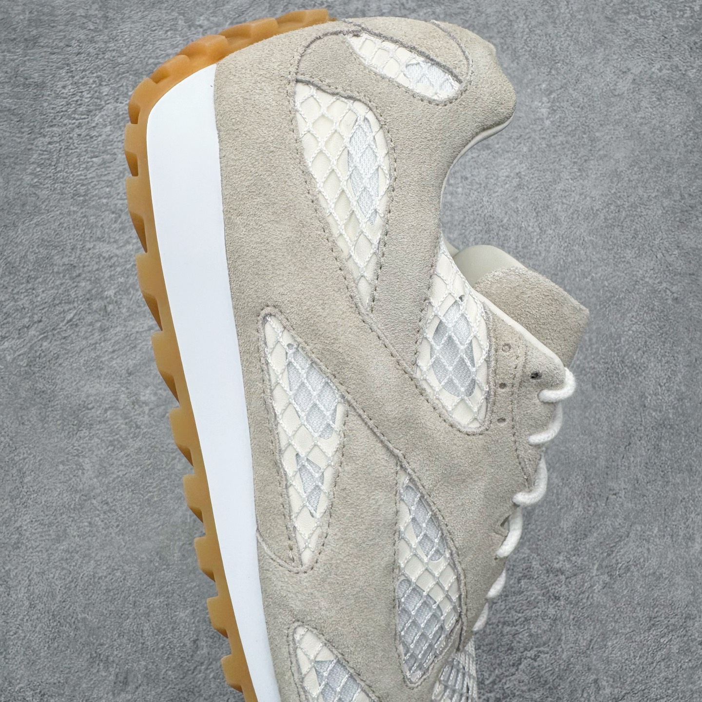 图片[6]-＃纯原 BOTTEGA VENETA Orbit Runner BV葆蝶家时尚休闲王一博同款老爹鞋运动鞋 原版开发 一比一打造 相似度百分之99以上 市场一梯队级别品质 区别市场任何标文顶级品质版本 采用轻质科技网布面料 搭配几何图案设计橡胶外底 王炸系列 高版本 认准套包工艺 实际增高很多哦 还是一样显腿细非常nice 耐玩耐造 对标对版 套包鞋工艺 认准高版本 大底选用拼色TPU大底 配置原版包装 尺码：35 36 37 38 39 40 41 42 43 44 45-选品中心
