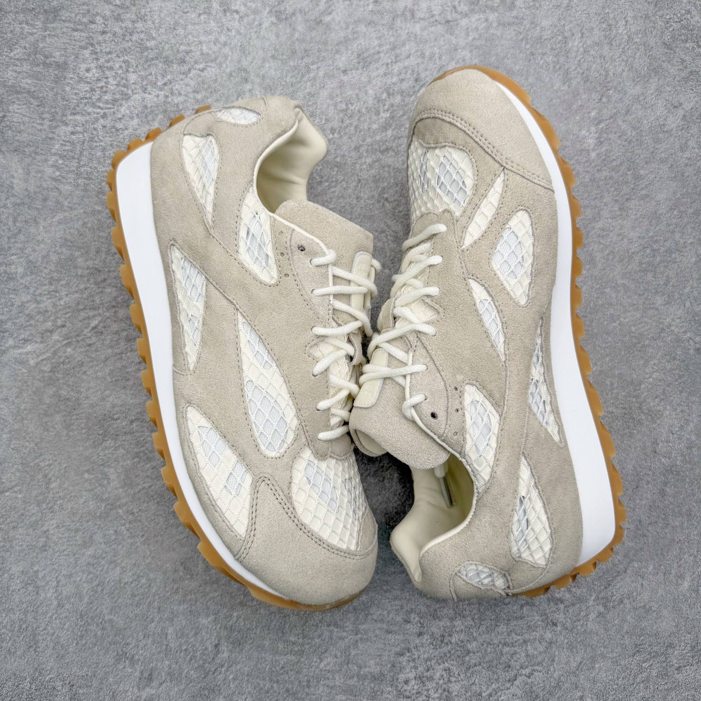 图片[3]-＃纯原 BOTTEGA VENETA Orbit Runner BV葆蝶家时尚休闲王一博同款老爹鞋运动鞋 原版开发 一比一打造 相似度百分之99以上 市场一梯队级别品质 区别市场任何标文顶级品质版本 采用轻质科技网布面料 搭配几何图案设计橡胶外底 王炸系列 高版本 认准套包工艺 实际增高很多哦 还是一样显腿细非常nice 耐玩耐造 对标对版 套包鞋工艺 认准高版本 大底选用拼色TPU大底 配置原版包装 尺码：35 36 37 38 39 40 41 42 43 44 45-选品中心