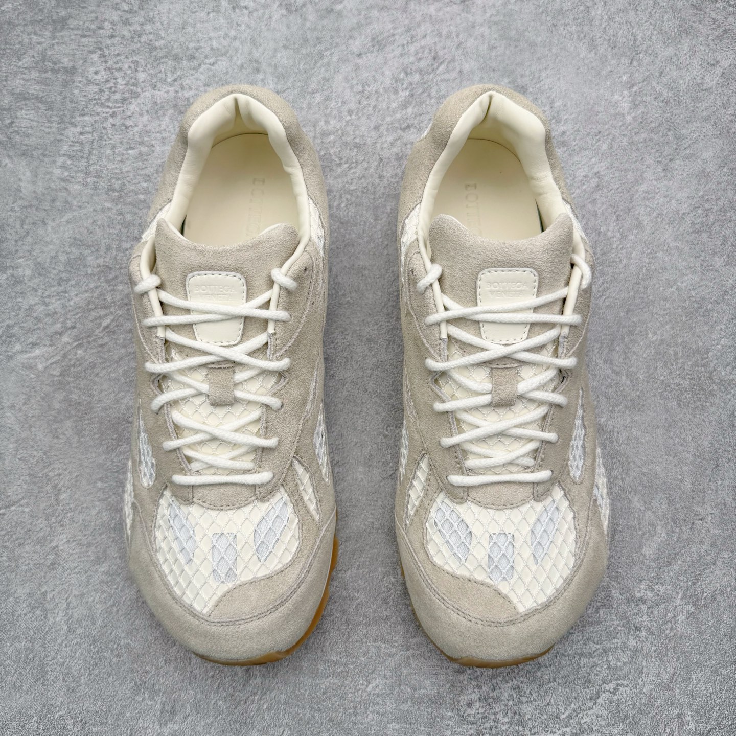 图片[2]-＃纯原 BOTTEGA VENETA Orbit Runner BV葆蝶家时尚休闲王一博同款老爹鞋运动鞋 原版开发 一比一打造 相似度百分之99以上 市场一梯队级别品质 区别市场任何标文顶级品质版本 采用轻质科技网布面料 搭配几何图案设计橡胶外底 王炸系列 高版本 认准套包工艺 实际增高很多哦 还是一样显腿细非常nice 耐玩耐造 对标对版 套包鞋工艺 认准高版本 大底选用拼色TPU大底 配置原版包装 尺码：35 36 37 38 39 40 41 42 43 44 45-选品中心