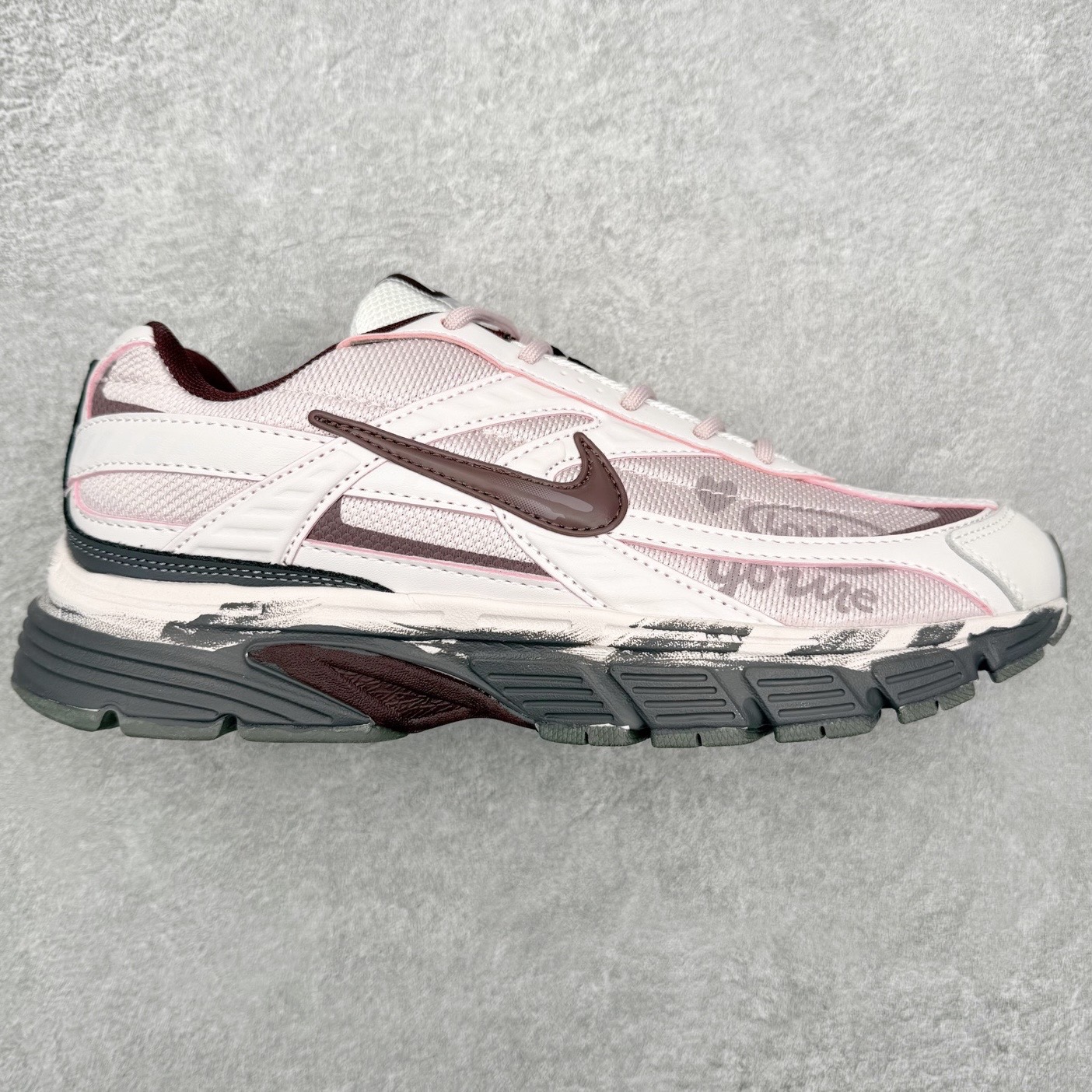 NK Initiator 创始者系列复古老爹鞋运动舒适复古网布合成革减震防滑耐磨低帮休闲跑步鞋 Ins爆火全新韩系古着风 回味经典 采用透气网眼鞋面和支撑覆盖层 自然运动设计的Phlyon中底用于缓冲 BRS 1000碳橡胶外底具有轻质柔韧性 牵引力和耐用性 尺码：36 36.5 37.5 38 38.5 39 40 40.5 41 42 42.5 43 44 45-选品中心