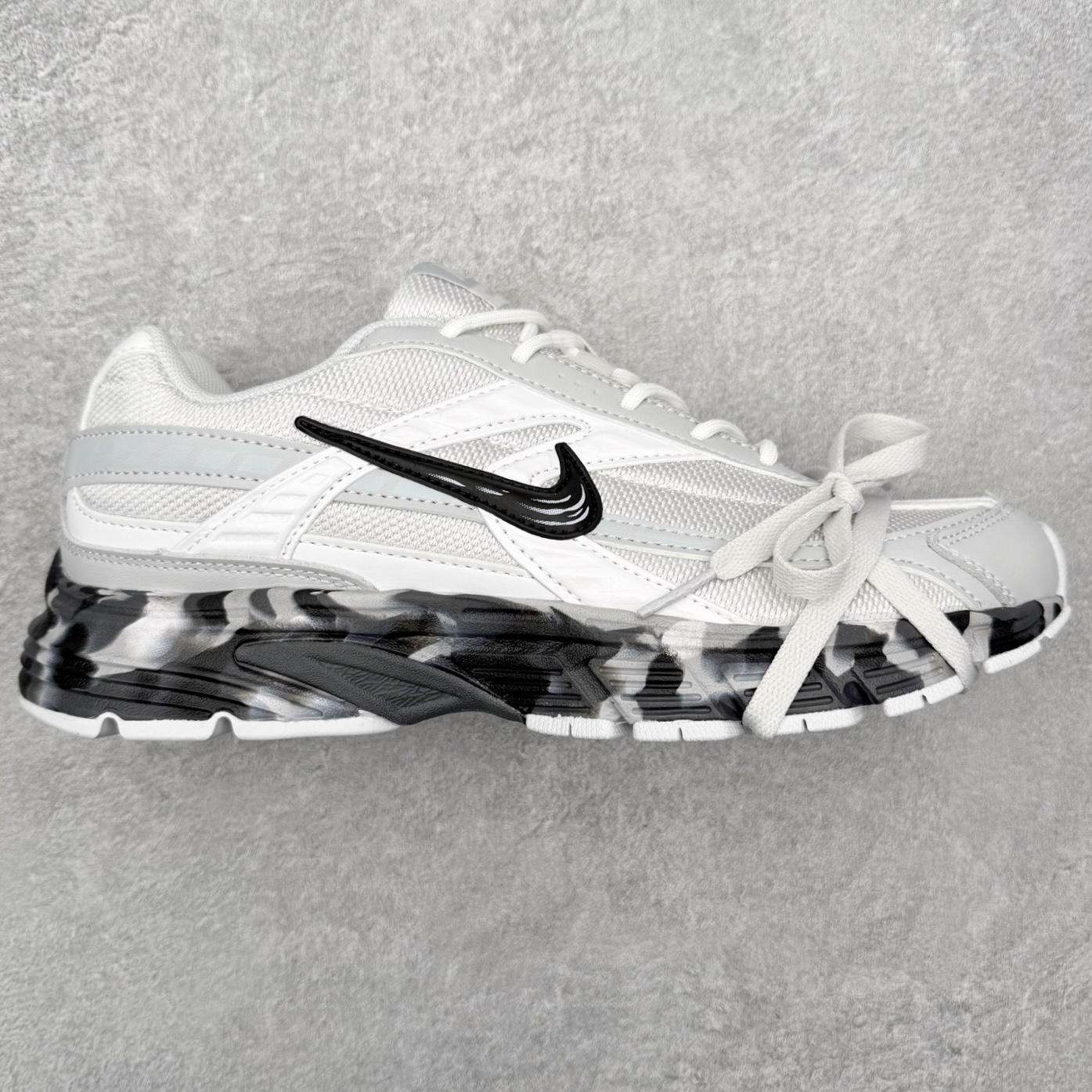 NK Initiator 创始者系列复古老爹鞋运动舒适复古网布合成革减震防滑耐磨低帮休闲跑步鞋 Ins爆火全新韩系古着风 回味经典 采用透气网眼鞋面和支撑覆盖层 自然运动设计的Phlyon中底用于缓冲 BRS 1000碳橡胶外底具有轻质柔韧性 牵引力和耐用性 尺码：36 36.5 37.5 38 38.5 39 40 40.5 41 42 42.5 43 44 45-选品中心