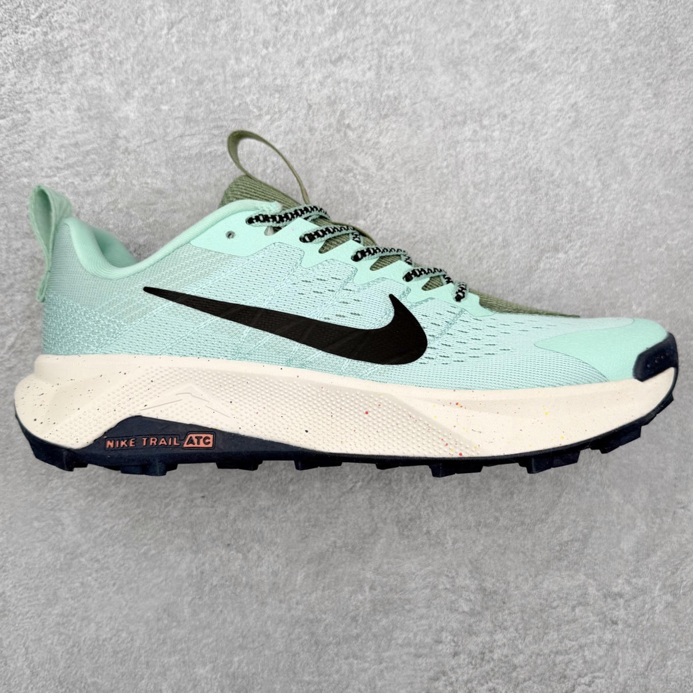 NK Wildhorse 10 时尚舒适防滑透气轻便 低帮跑步鞋 全面革新给我们留下了复杂的感受。我们非常喜欢升级后的做工和舒适的 ReactX 中底，但我们认为过重的重量、上涨的价格以及易碎的鞋面削弱了它的吸引力。根据我们的经验，它在轻松的越野跑和长距离跑中表现最佳，但它不再像之前的版本那样，带来灵活、有趣的体验。实拍调校N版已经零色差零失真 百分百还原实物色彩所见即所得 不存在货不对板色差等低级问题 选购参考实物拍摄 不混卖不参货 只用心做好货严格选品 承诺混一赔十 尺码：36 36.5 37.5 38 38.5 39 40 40.5 41 42 42.5 43 44 44.5 45-选品中心