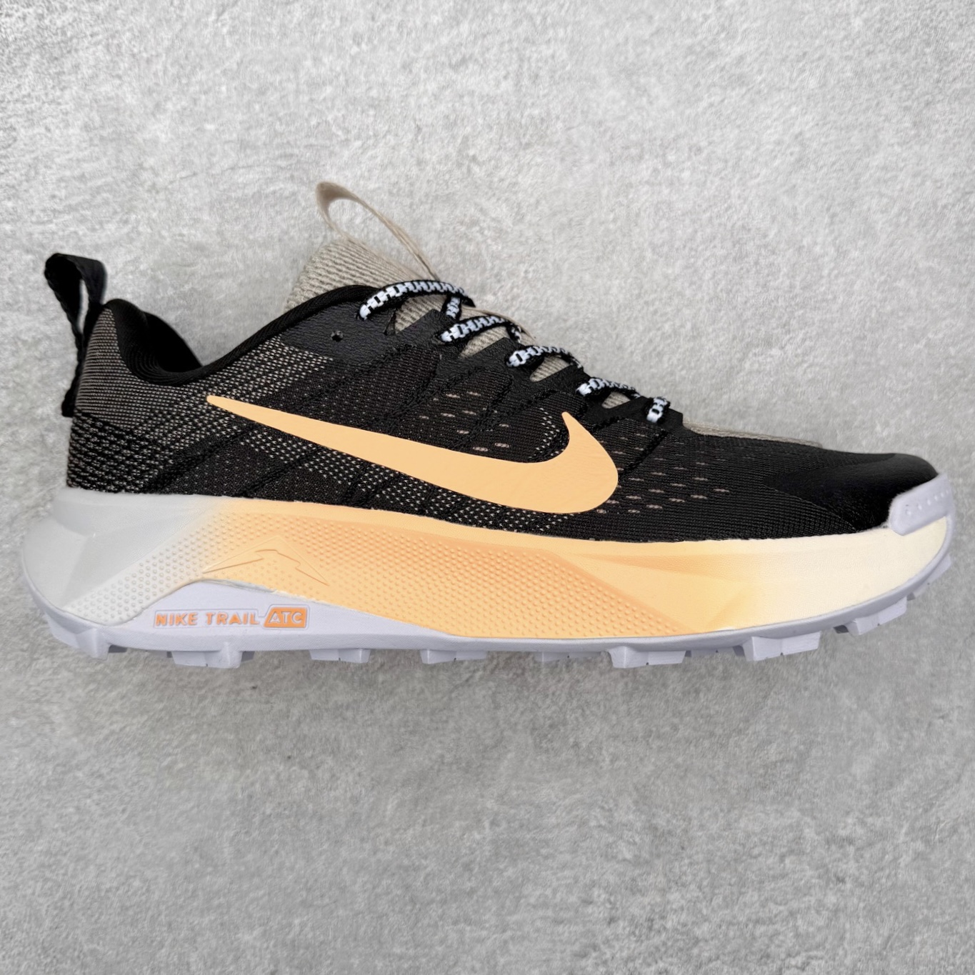 NK Wildhorse 10 时尚舒适防滑透气轻便 低帮跑步鞋 全面革新给我们留下了复杂的感受。我们非常喜欢升级后的做工和舒适的 ReactX 中底，但我们认为过重的重量、上涨的价格以及易碎的鞋面削弱了它的吸引力。根据我们的经验，它在轻松的越野跑和长距离跑中表现最佳，但它不再像之前的版本那样，带来灵活、有趣的体验。实拍调校N版已经零色差零失真 百分百还原实物色彩所见即所得 不存在货不对板色差等低级问题 选购参考实物拍摄 不混卖不参货 只用心做好货严格选品 承诺混一赔十 尺码：36 36.5 37.5 38 38.5 39 40 40.5 41 42 42.5 43 44 44.5 45-选品中心