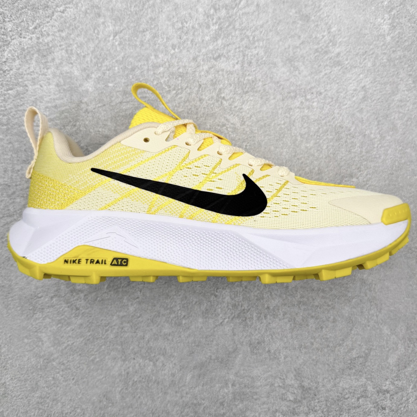 NK Wildhorse 10 时尚舒适防滑透气轻便 低帮跑步鞋 全面革新给我们留下了复杂的感受。我们非常喜欢升级后的做工和舒适的 ReactX 中底，但我们认为过重的重量、上涨的价格以及易碎的鞋面削弱了它的吸引力。根据我们的经验，它在轻松的越野跑和长距离跑中表现最佳，但它不再像之前的版本那样，带来灵活、有趣的体验。实拍调校N版已经零色差零失真 百分百还原实物色彩所见即所得 不存在货不对板色差等低级问题 选购参考实物拍摄 不混卖不参货 只用心做好货严格选品 承诺混一赔十 尺码：36 36.5 37.5 38 38.5 39 40 40.5 41 42 42.5 43 44 44.5 45-选品中心