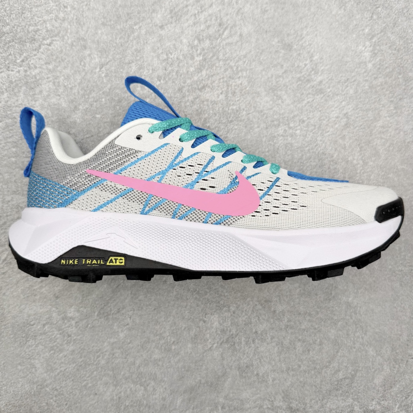 NK Wildhorse 10 时尚舒适防滑透气轻便 低帮跑步鞋 全面革新给我们留下了复杂的感受。我们非常喜欢升级后的做工和舒适的 ReactX 中底，但我们认为过重的重量、上涨的价格以及易碎的鞋面削弱了它的吸引力。根据我们的经验，它在轻松的越野跑和长距离跑中表现最佳，但它不再像之前的版本那样，带来灵活、有趣的体验。实拍调校N版已经零色差零失真 百分百还原实物色彩所见即所得 不存在货不对板色差等低级问题 选购参考实物拍摄 不混卖不参货 只用心做好货严格选品 承诺混一赔十 尺码：36 36.5 37.5 38 38.5 39 40 40.5 41 42 42.5 43 44 44.5 45-选品中心