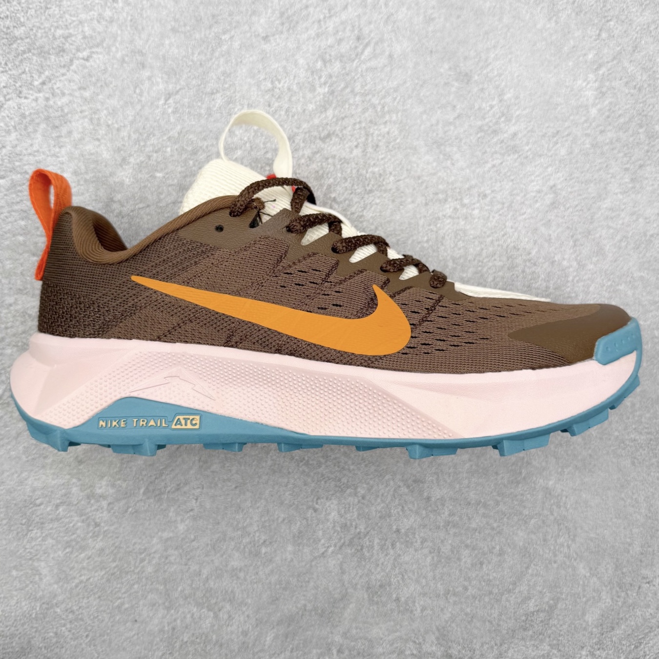 NK Wildhorse 10 时尚舒适防滑透气轻便 低帮跑步鞋 全面革新给我们留下了复杂的感受。我们非常喜欢升级后的做工和舒适的 ReactX 中底，但我们认为过重的重量、上涨的价格以及易碎的鞋面削弱了它的吸引力。根据我们的经验，它在轻松的越野跑和长距离跑中表现最佳，但它不再像之前的版本那样，带来灵活、有趣的体验。实拍调校N版已经零色差零失真 百分百还原实物色彩所见即所得 不存在货不对板色差等低级问题 选购参考实物拍摄 不混卖不参货 只用心做好货严格选品 承诺混一赔十 尺码：36 36.5 37.5 38 38.5 39 40 40.5 41 42 42.5 43 44 44.5 45-选品中心