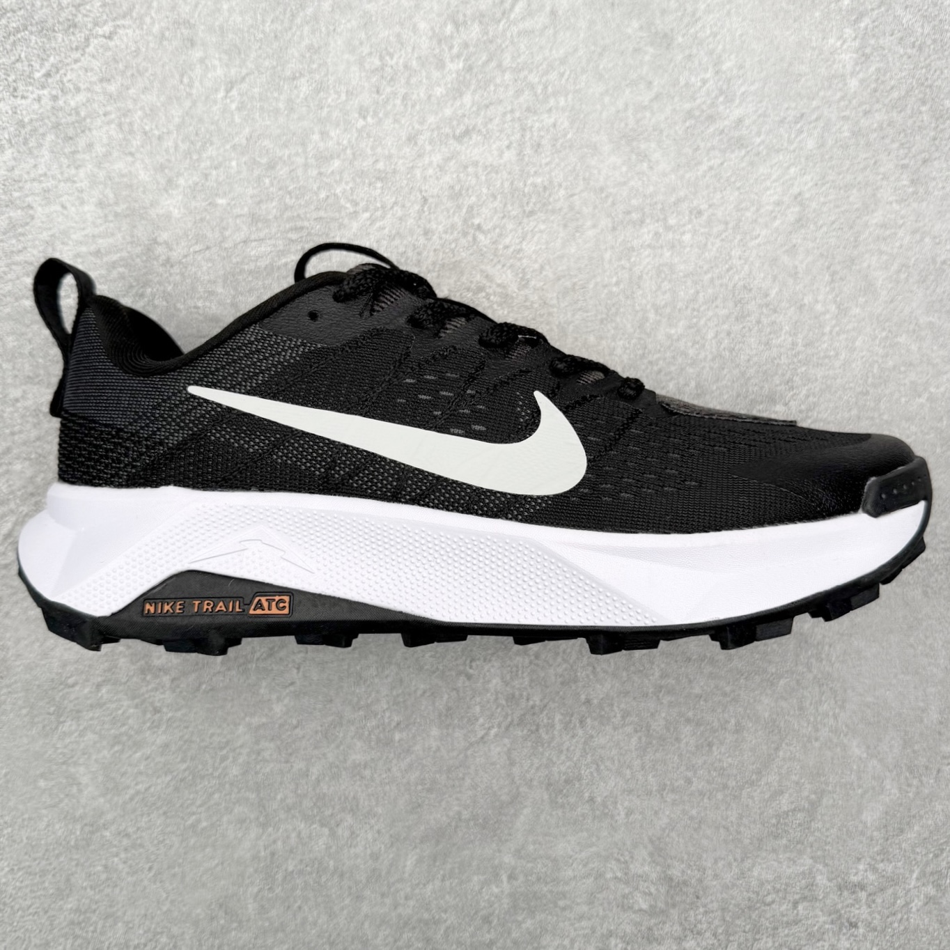 NK Wildhorse 10 时尚舒适防滑透气轻便 低帮跑步鞋 全面革新给我们留下了复杂的感受。我们非常喜欢升级后的做工和舒适的 ReactX 中底，但我们认为过重的重量、上涨的价格以及易碎的鞋面削弱了它的吸引力。根据我们的经验，它在轻松的越野跑和长距离跑中表现最佳，但它不再像之前的版本那样，带来灵活、有趣的体验。实拍调校N版已经零色差零失真 百分百还原实物色彩所见即所得 不存在货不对板色差等低级问题 选购参考实物拍摄 不混卖不参货 只用心做好货严格选品 承诺混一赔十 尺码：36 36.5 37.5 38 38.5 39 40 40.5 41 42 42.5 43 44 44.5 45-选品中心